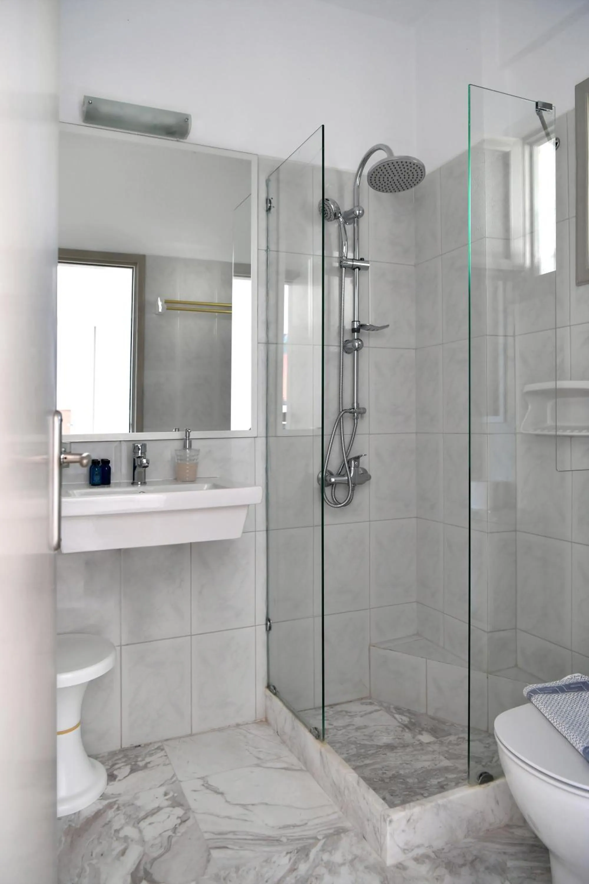 Bathroom in Sunset View Hotel