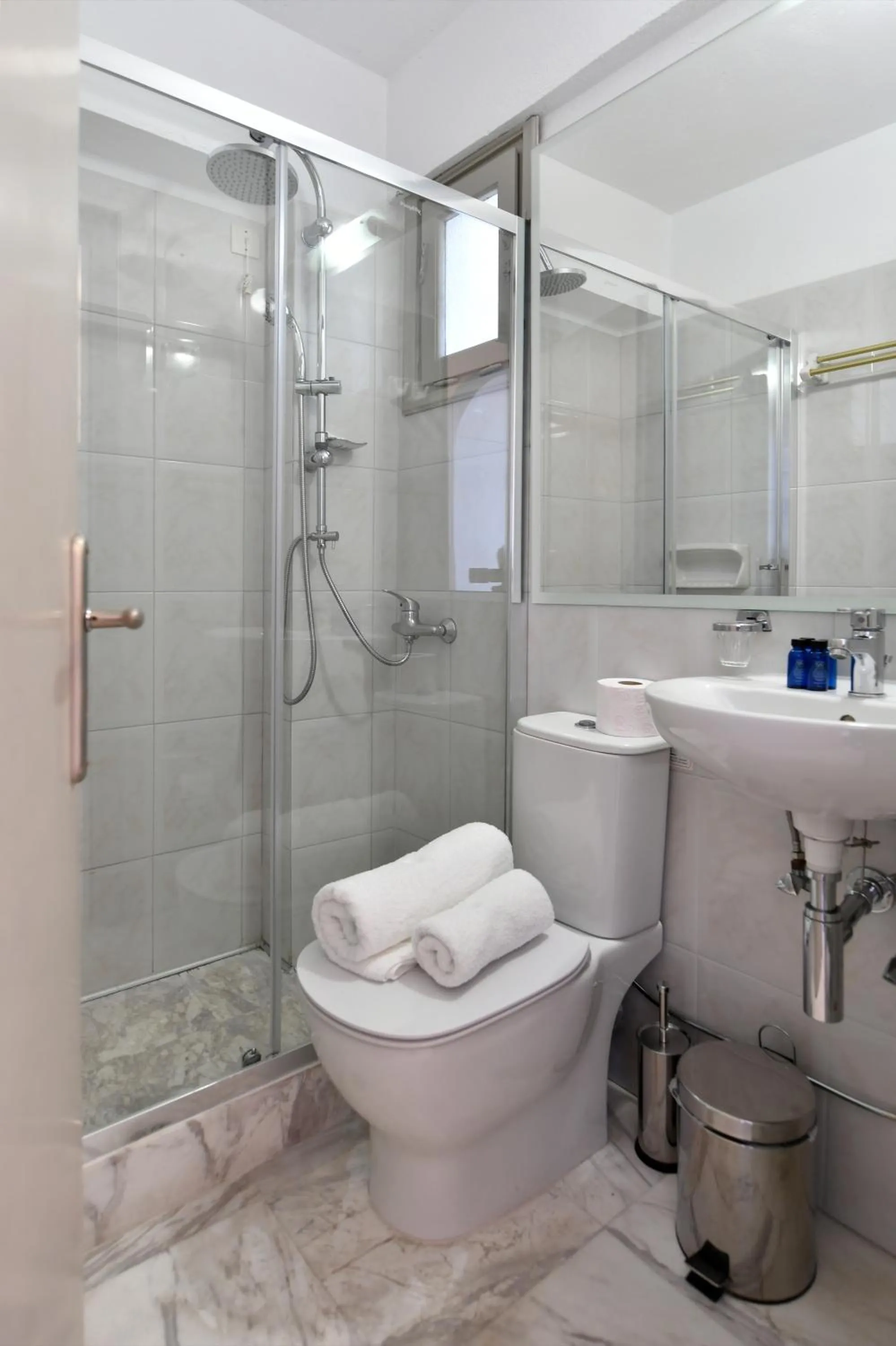 Bathroom in Sunset View Hotel