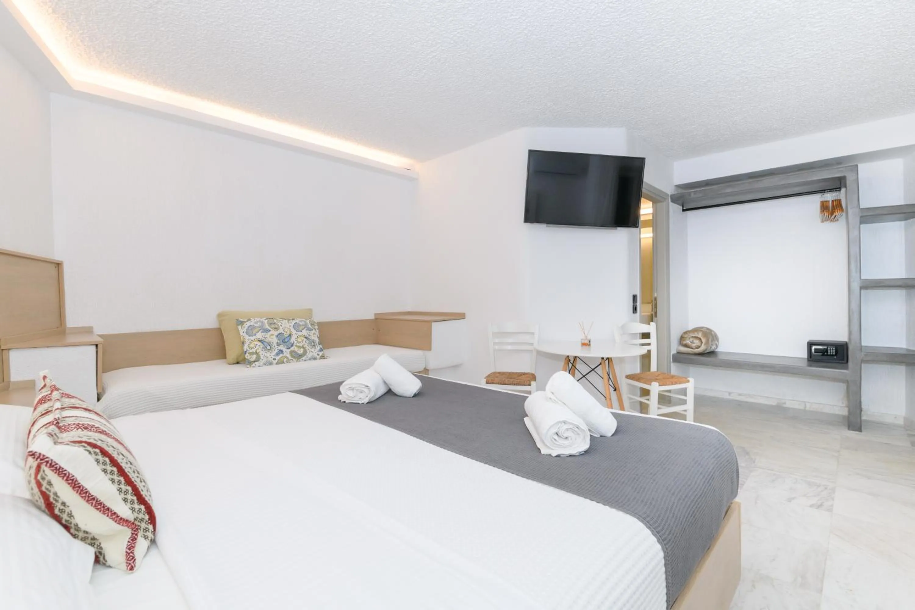 Bed in Sunset View Hotel