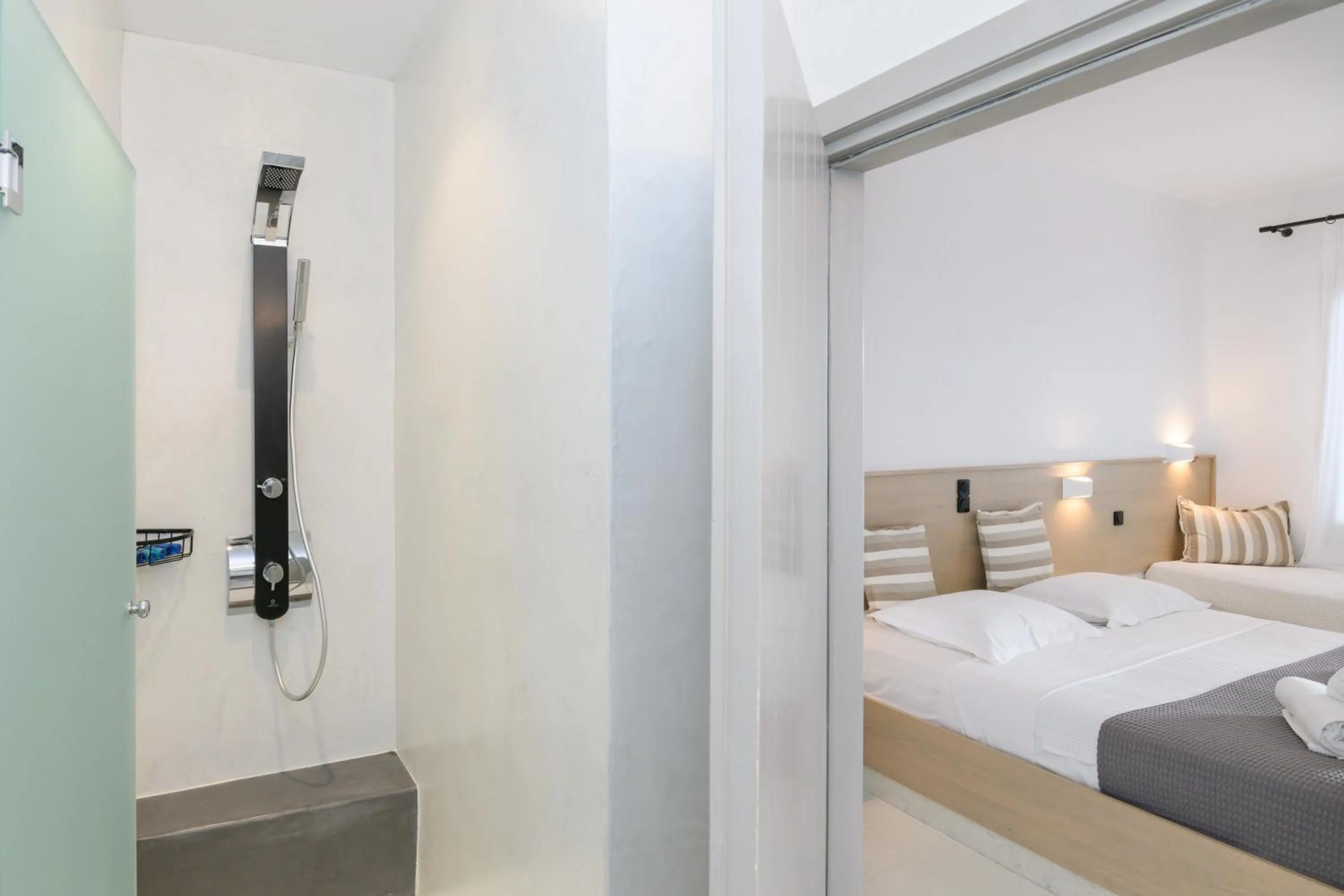 Shower in Sunset View Hotel