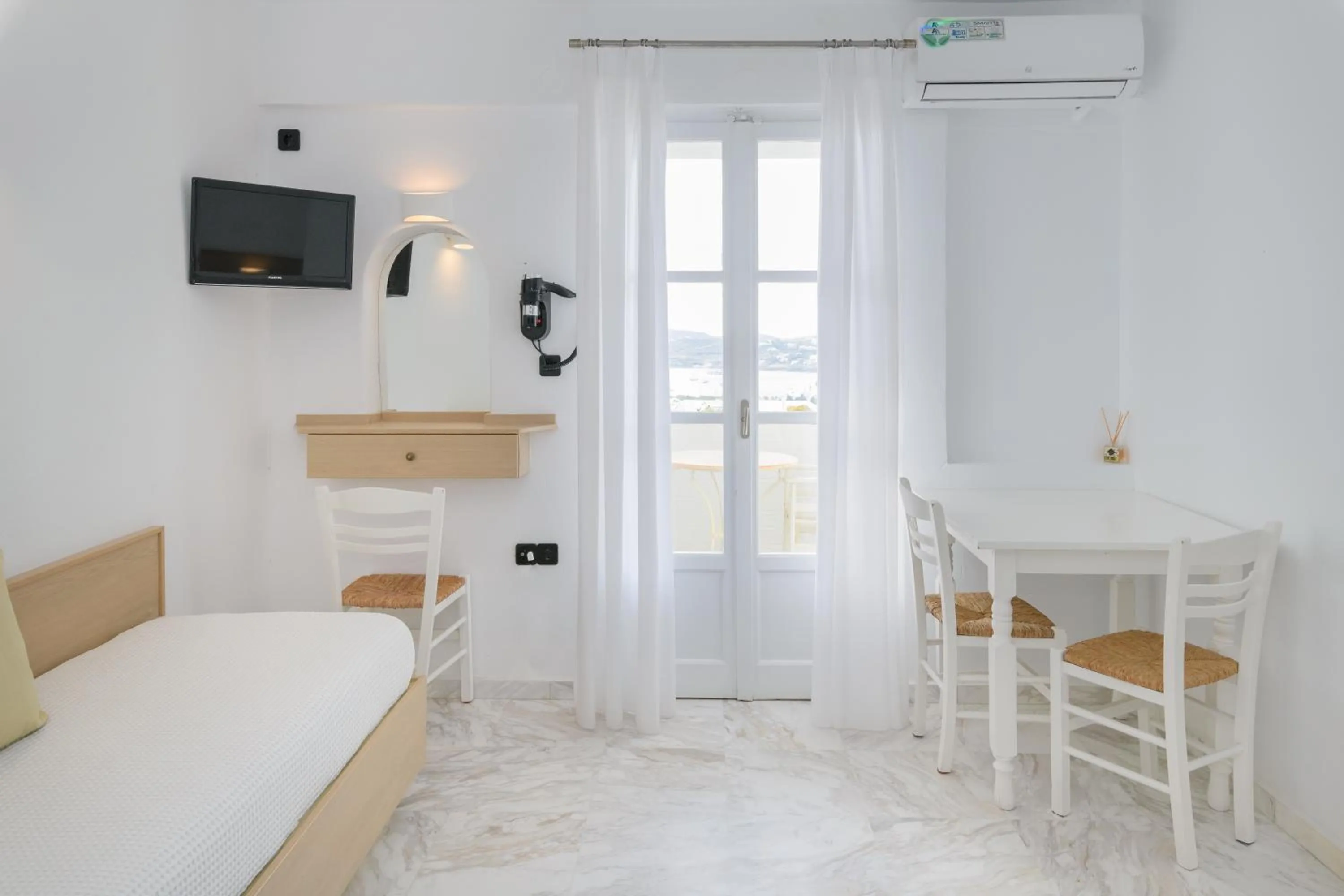 TV and multimedia in Sunset View Hotel