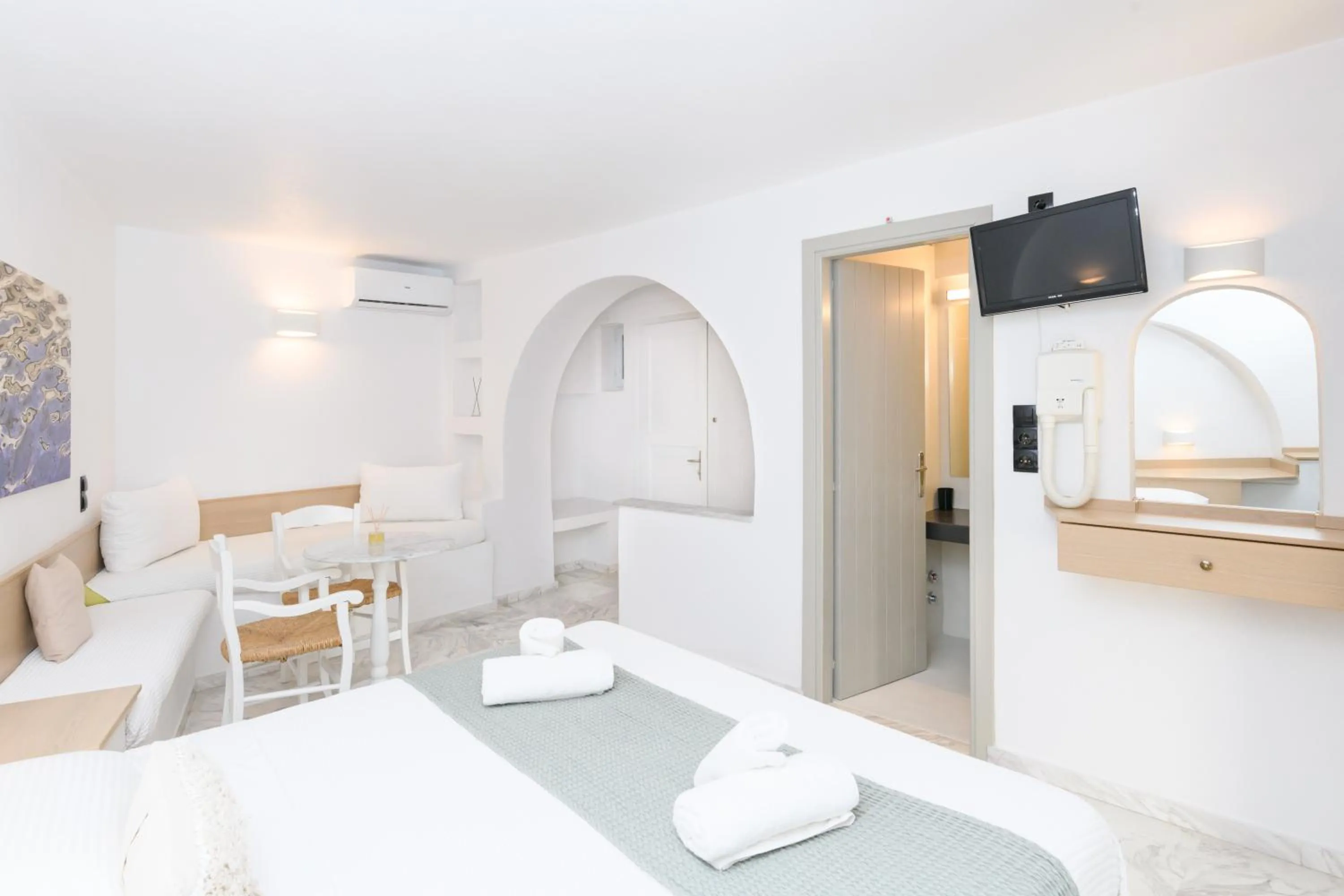 Bed in Sunset View Hotel