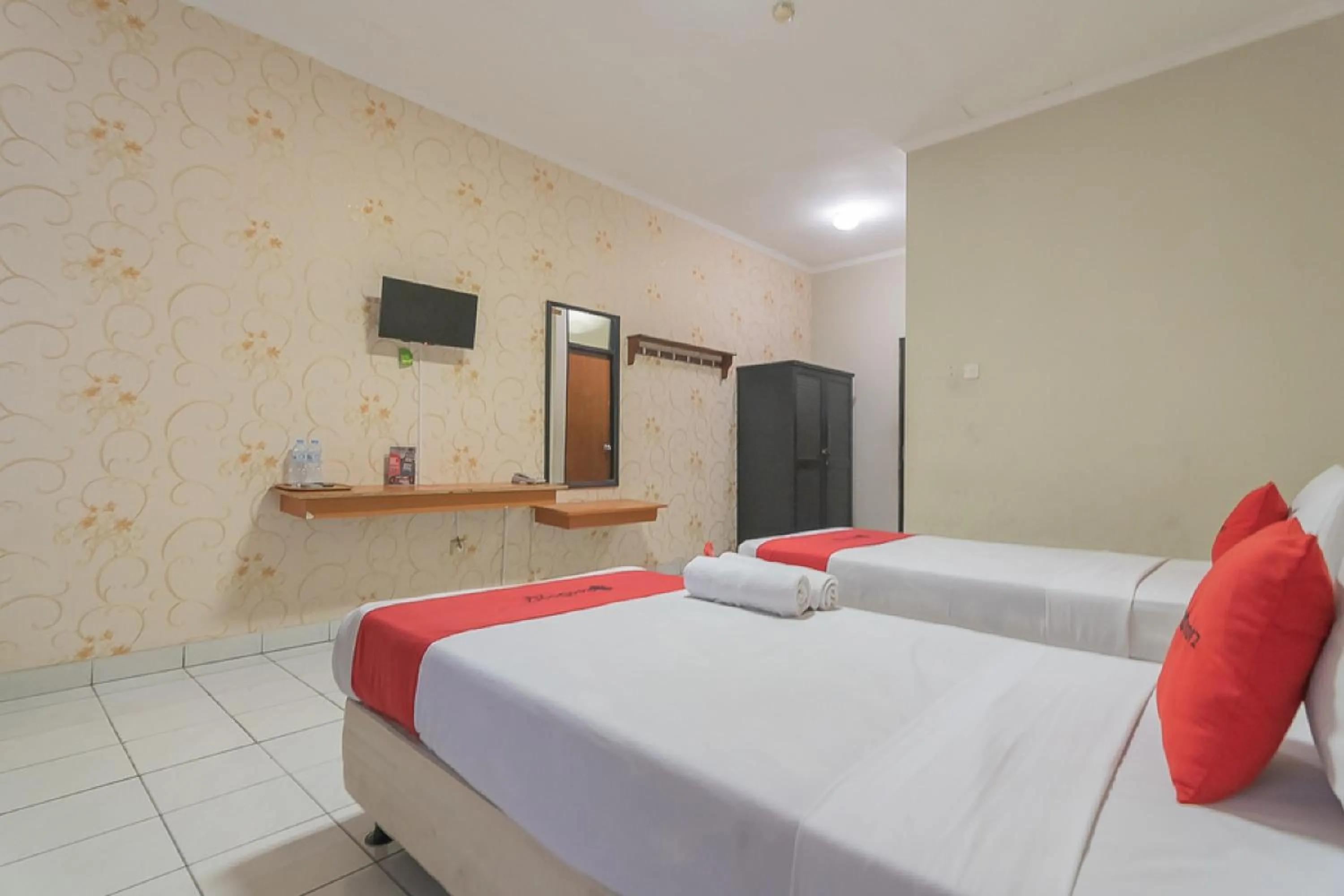 Bedroom in RedDoorz @ Surapati