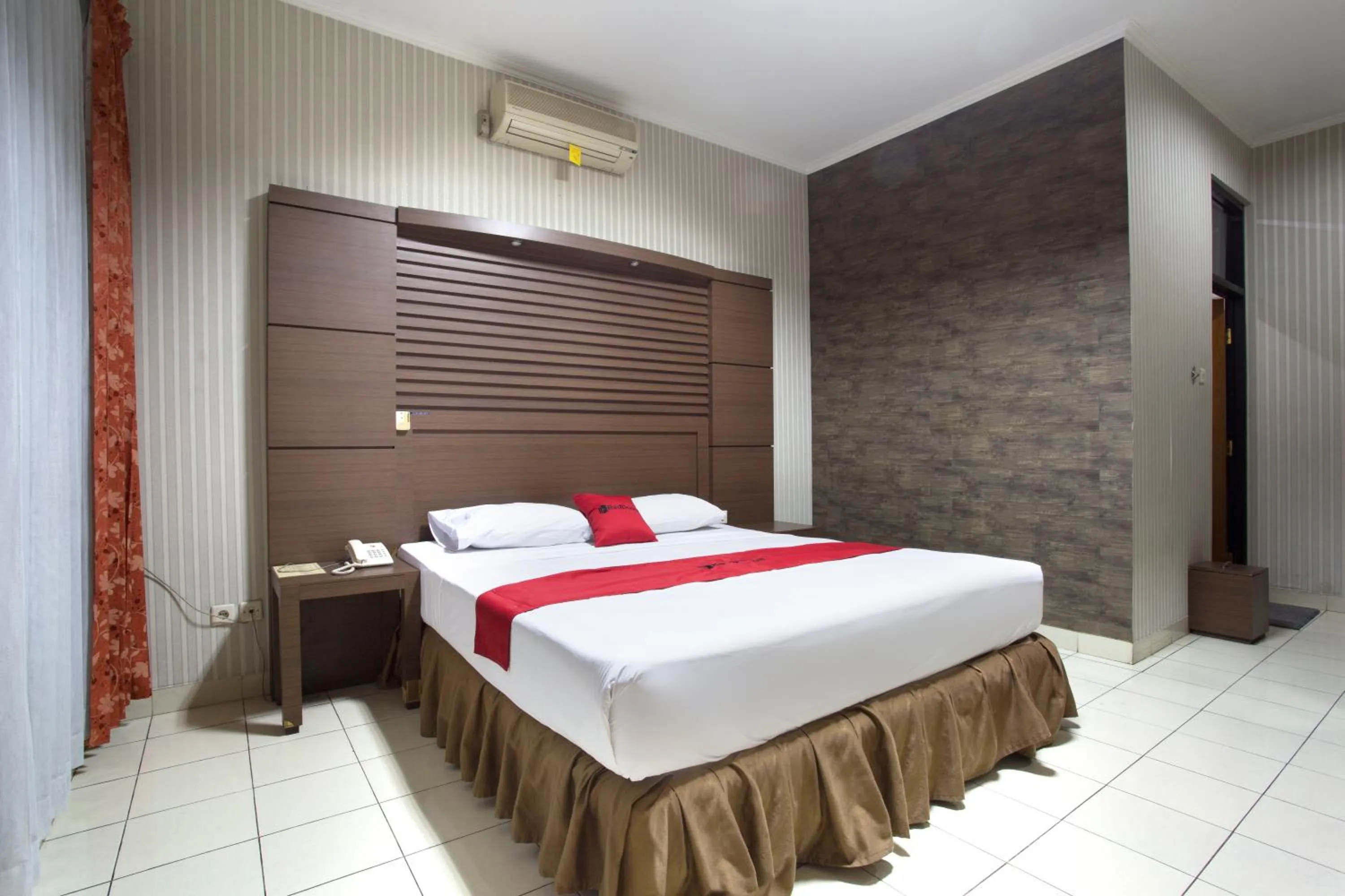 Bedroom in RedDoorz @ Surapati