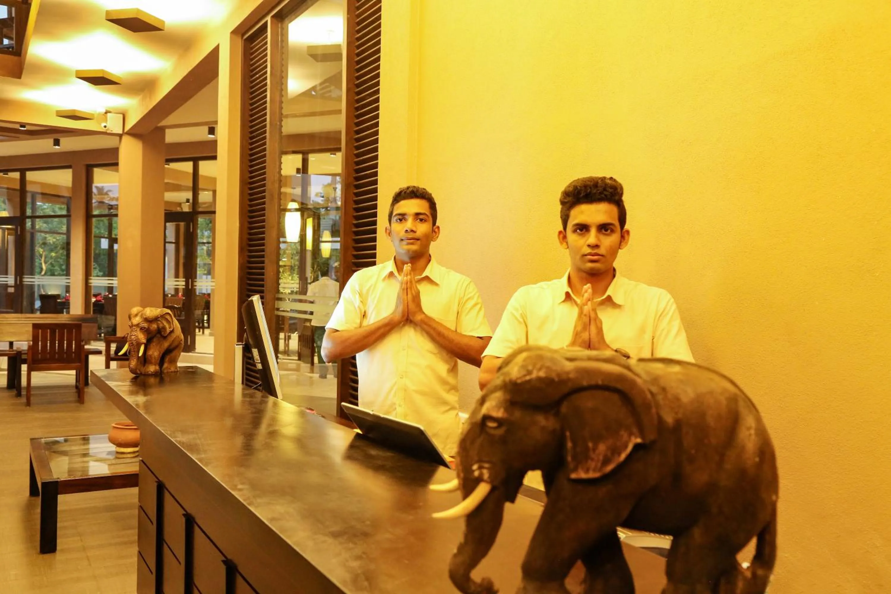 Staff in Oak Ray Wild Yala