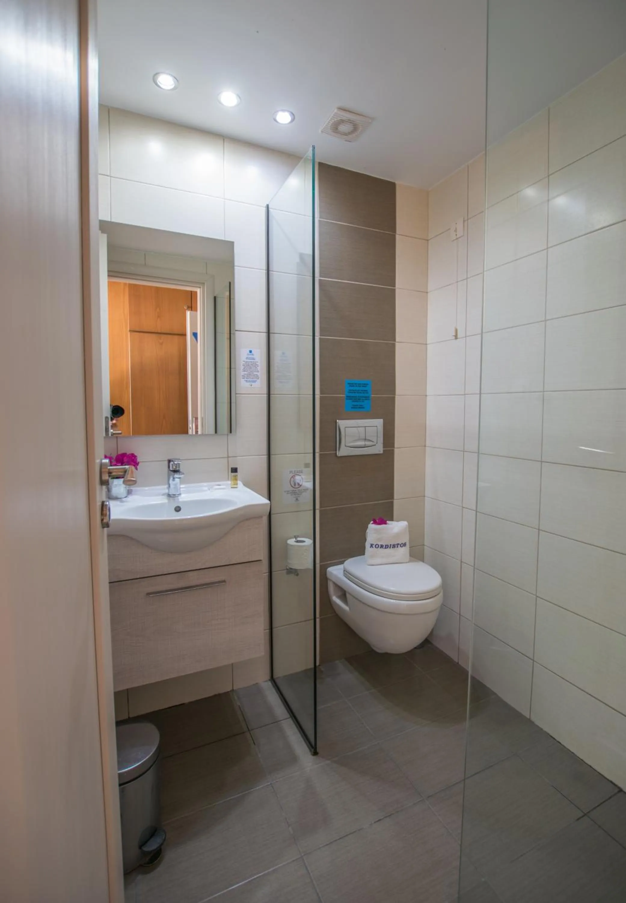 Bathroom in Kordistos Hotel
