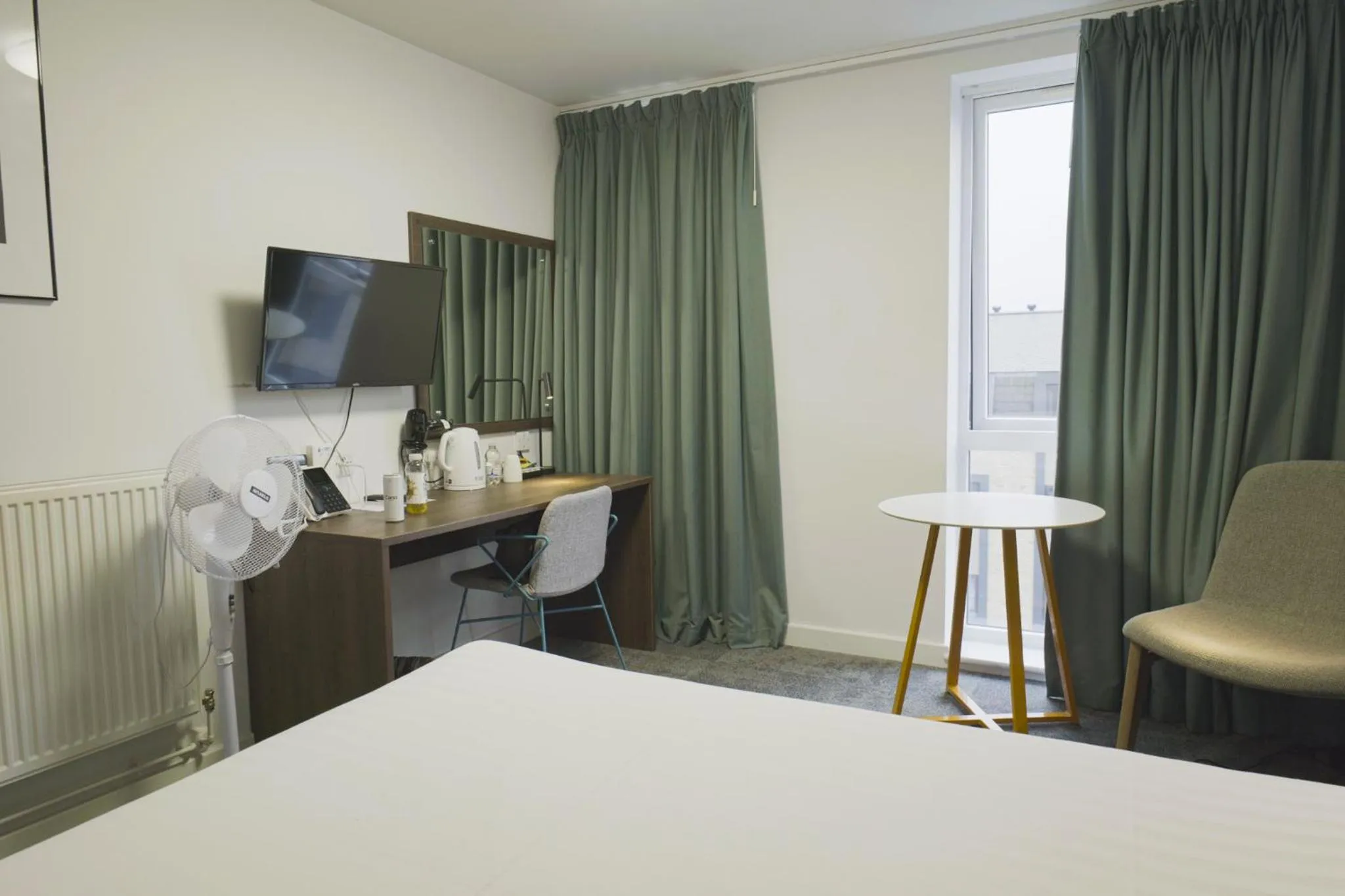 Bedroom, Bed in Sunley Hotel