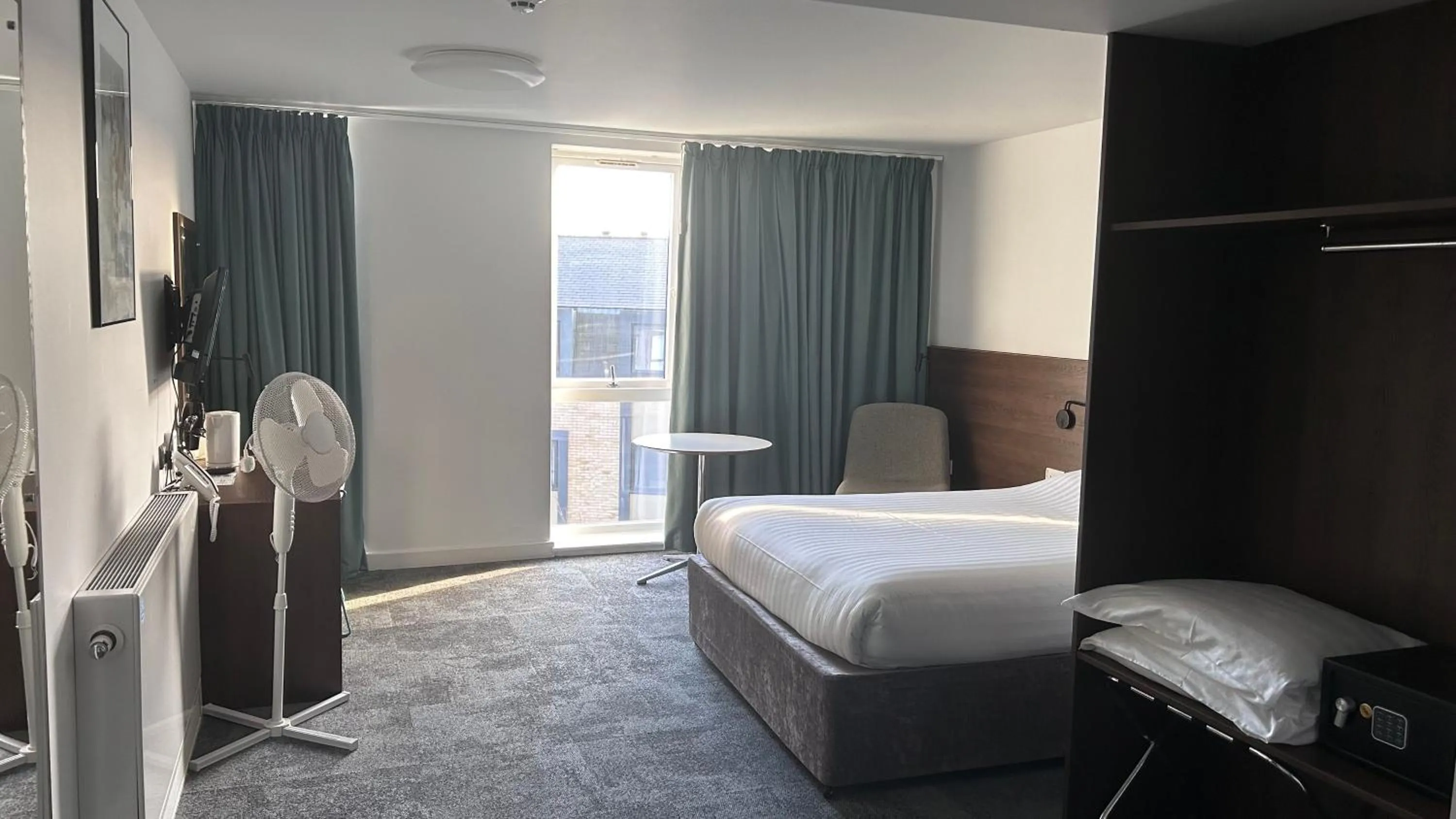 Bedroom, Bed in Sunley Hotel