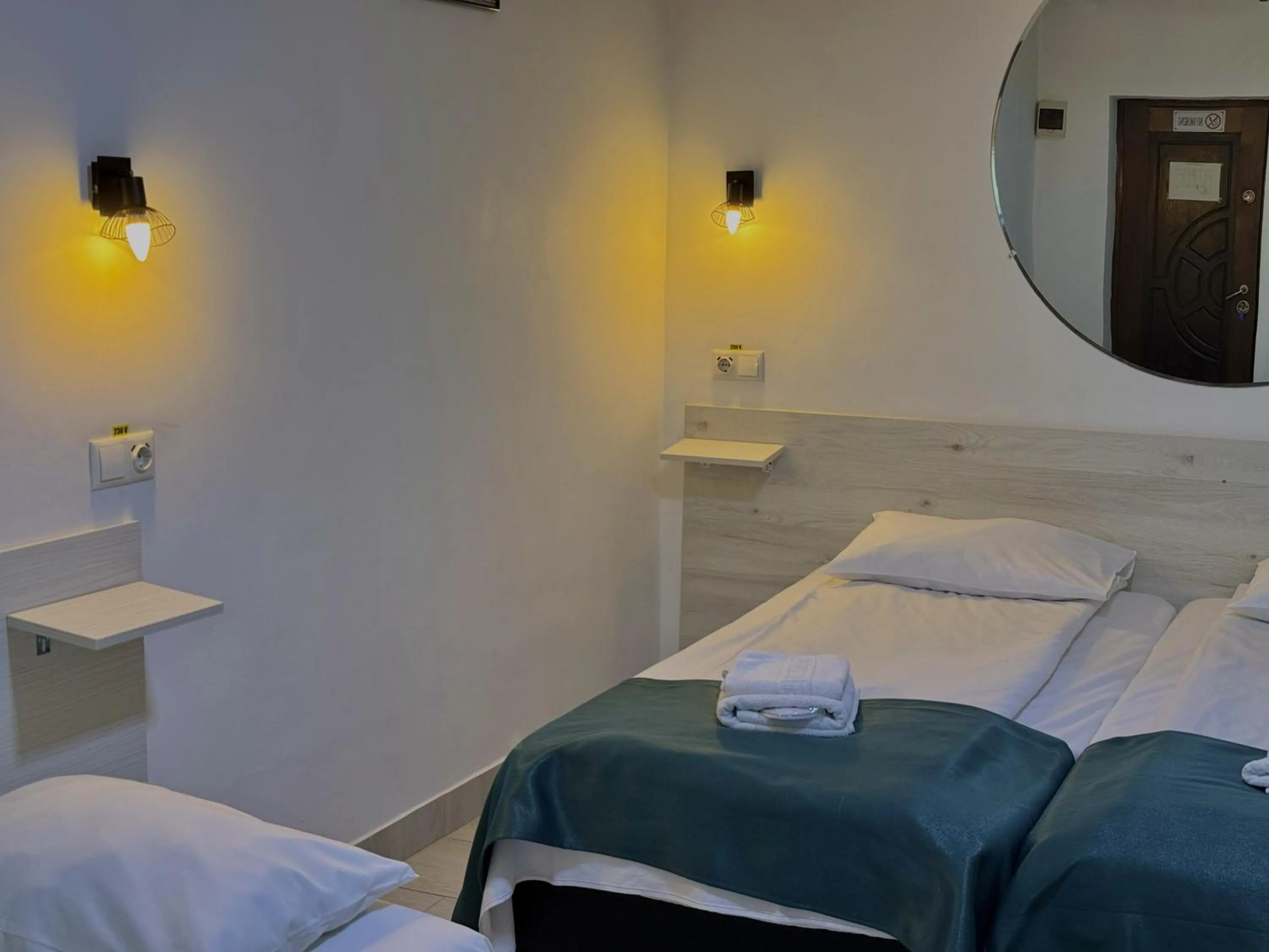 Photo of the whole room, Bed in Pension Recidency