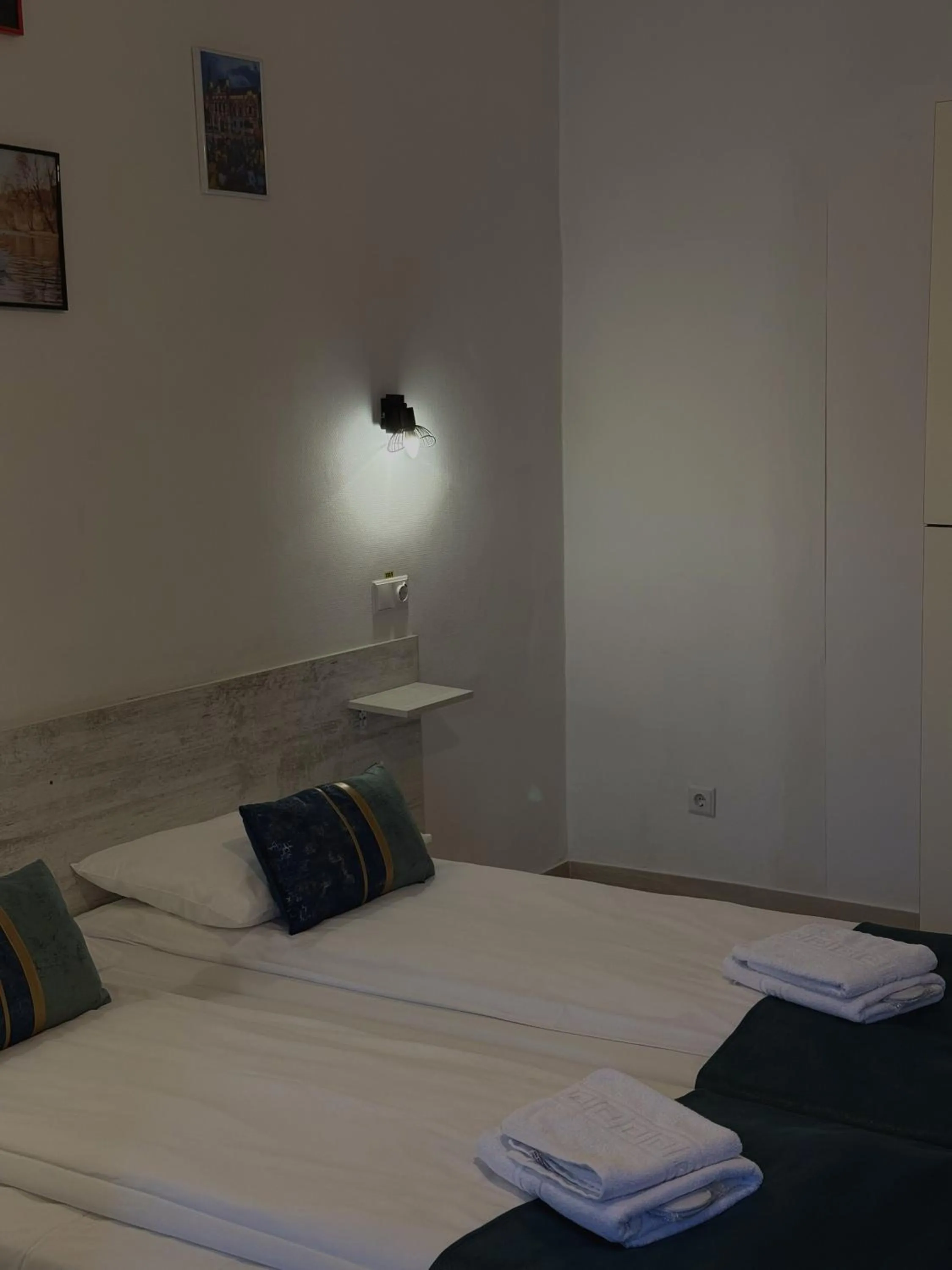 Photo of the whole room, Bed in Pension Recidency