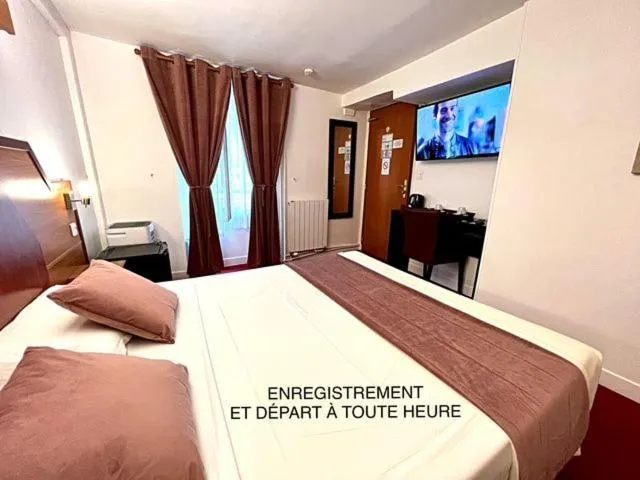 Bed in Le Nouvel Hôtel du Théâtre