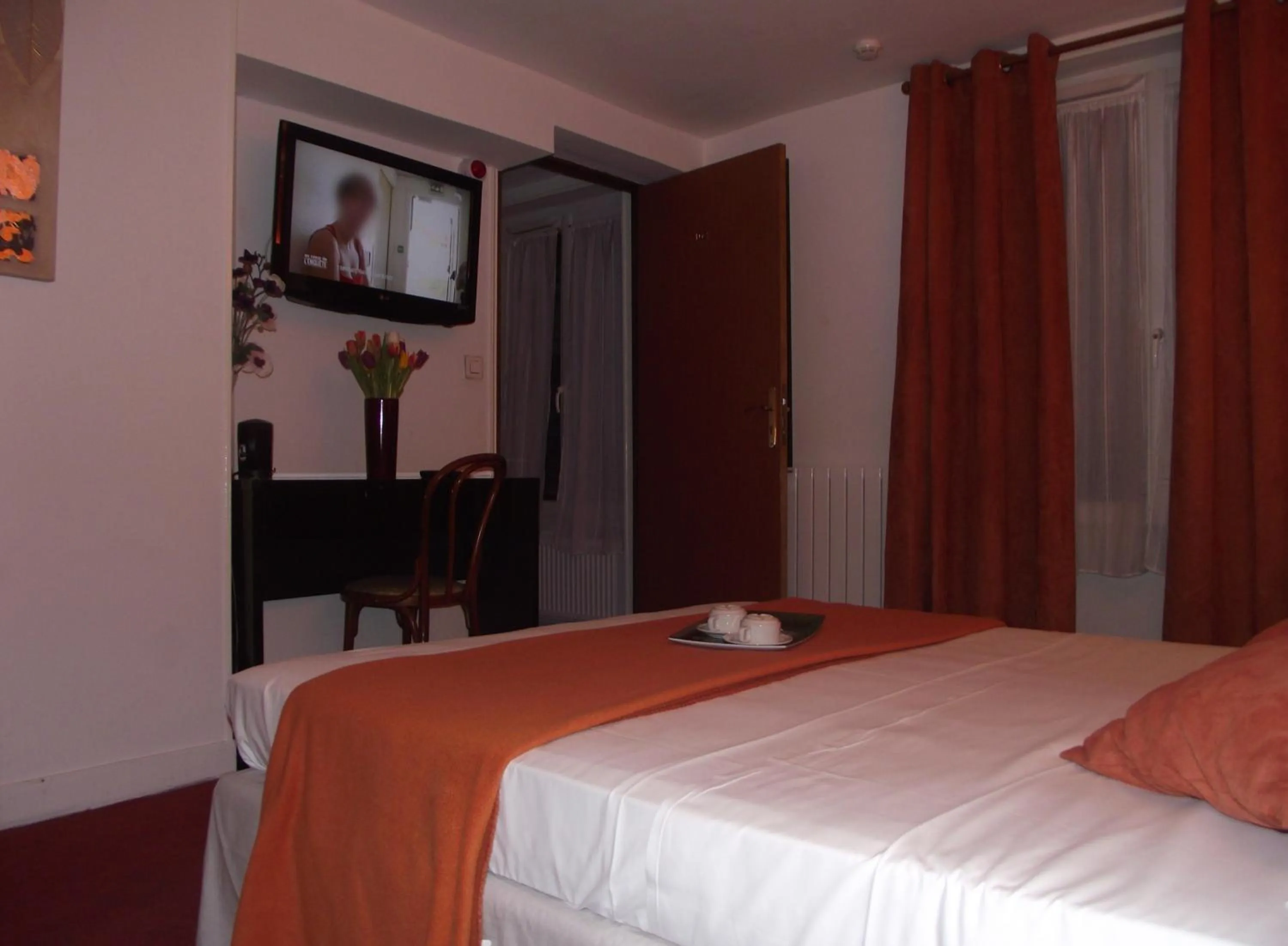 Photo of the whole room, Bed in Le Nouvel Hôtel du Théâtre