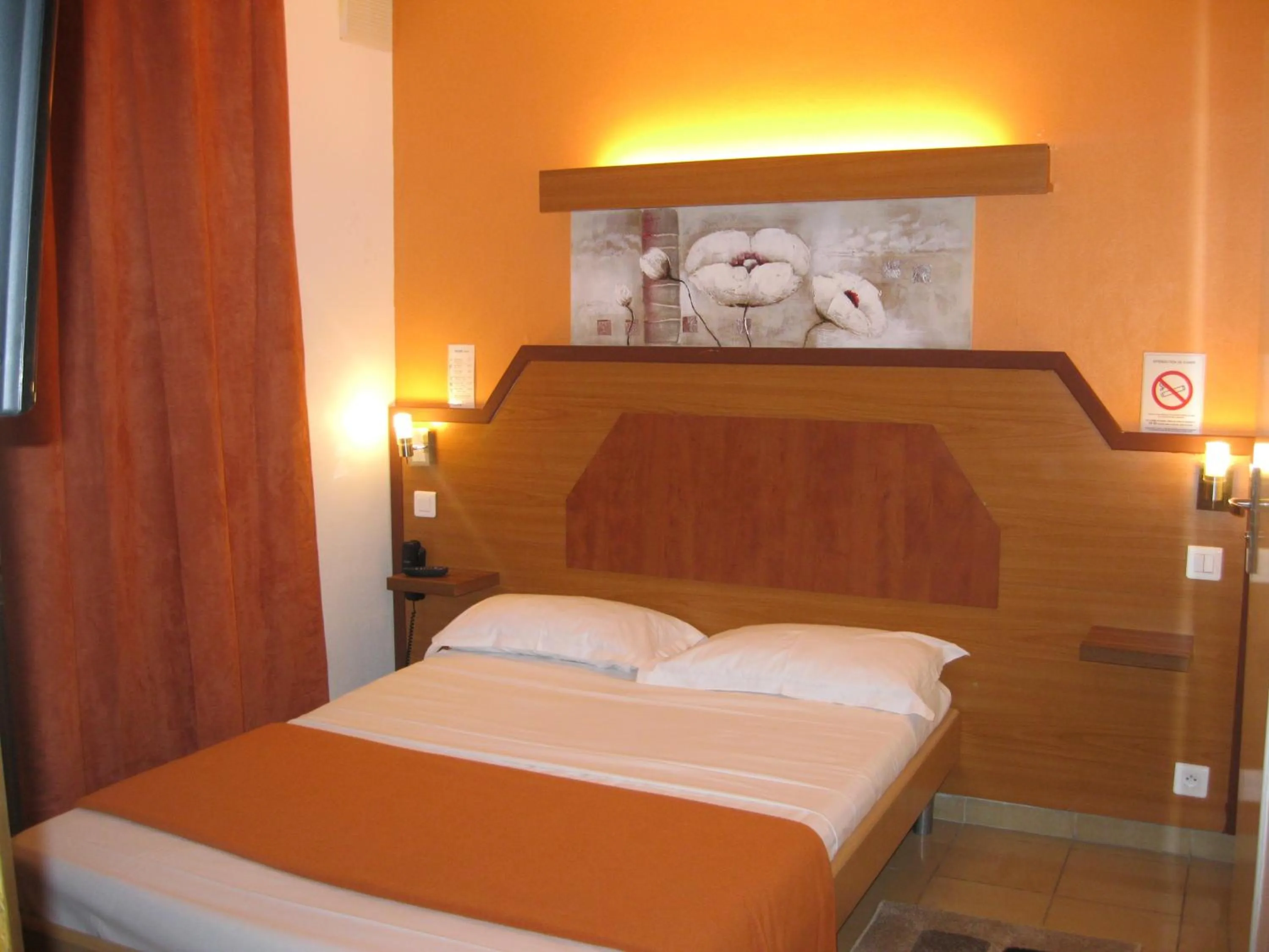 Photo of the whole room, Bed in Le Nouvel Hôtel du Théâtre