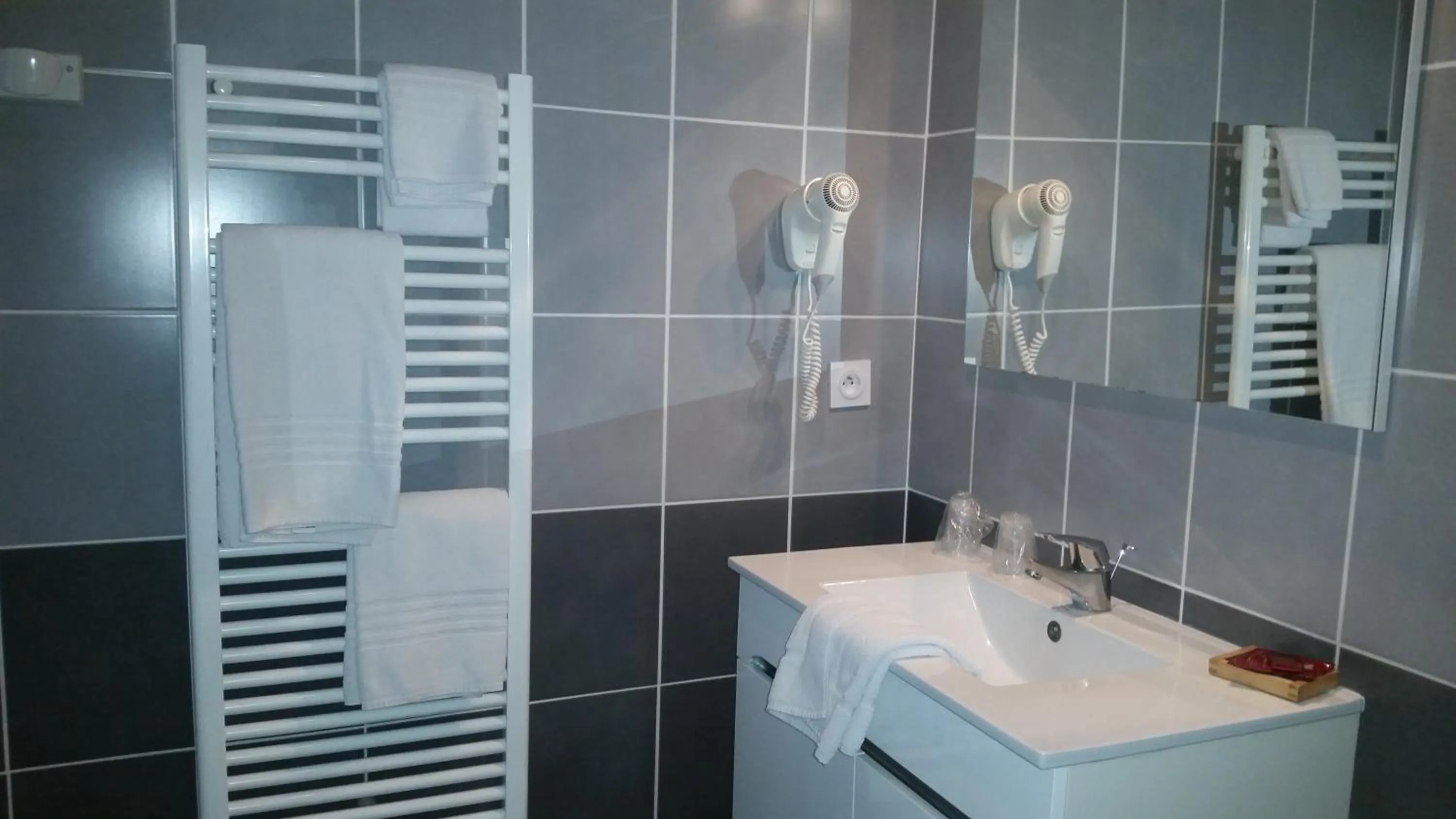 Bathroom in CIT'HOTEL Le Commerce