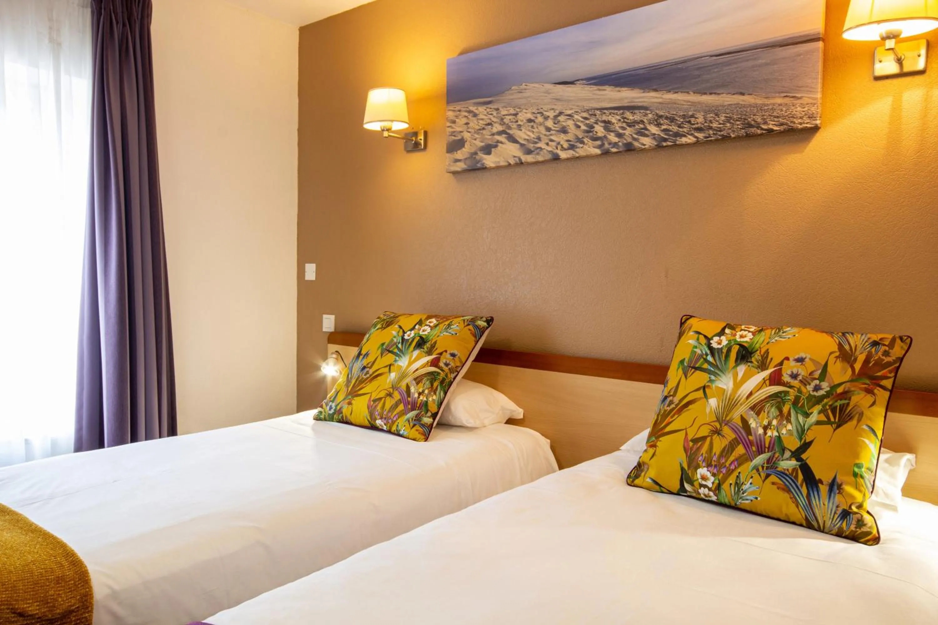 Bed in CIT'HOTEL Le Commerce