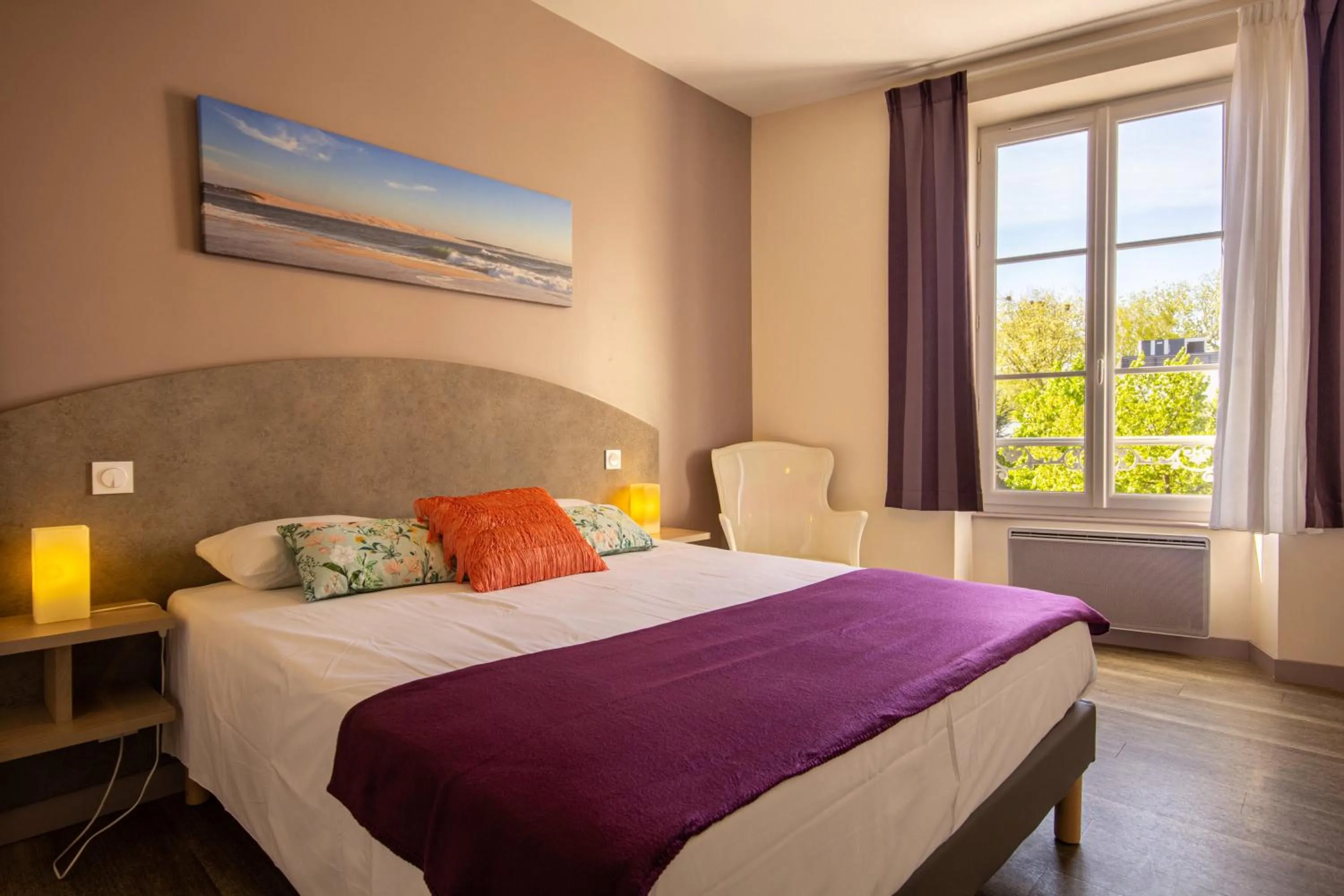 Bed in CIT'HOTEL Le Commerce