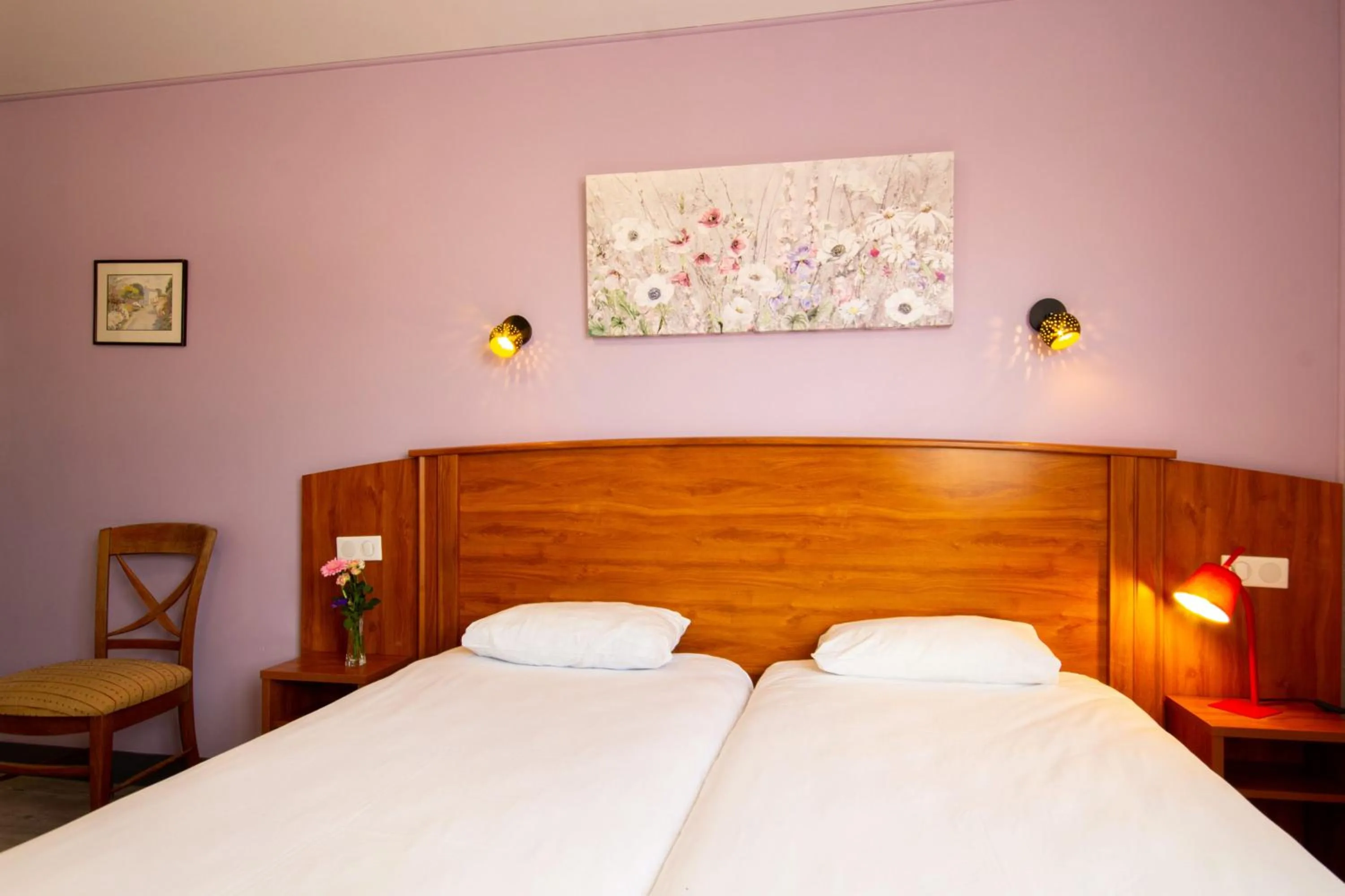 Bed in CIT'HOTEL Le Commerce