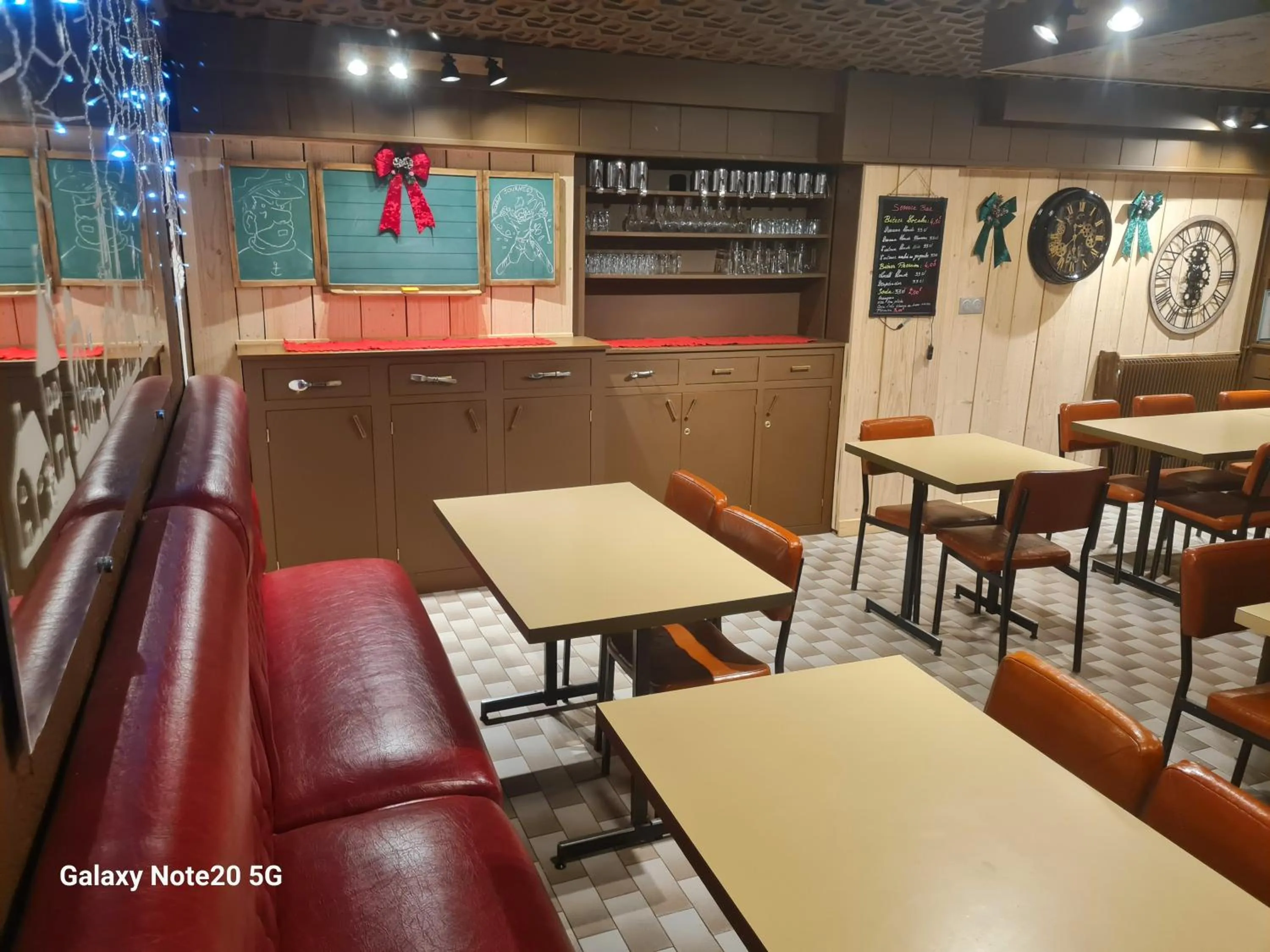 Communal lounge/ TV room in Hébergement Artense