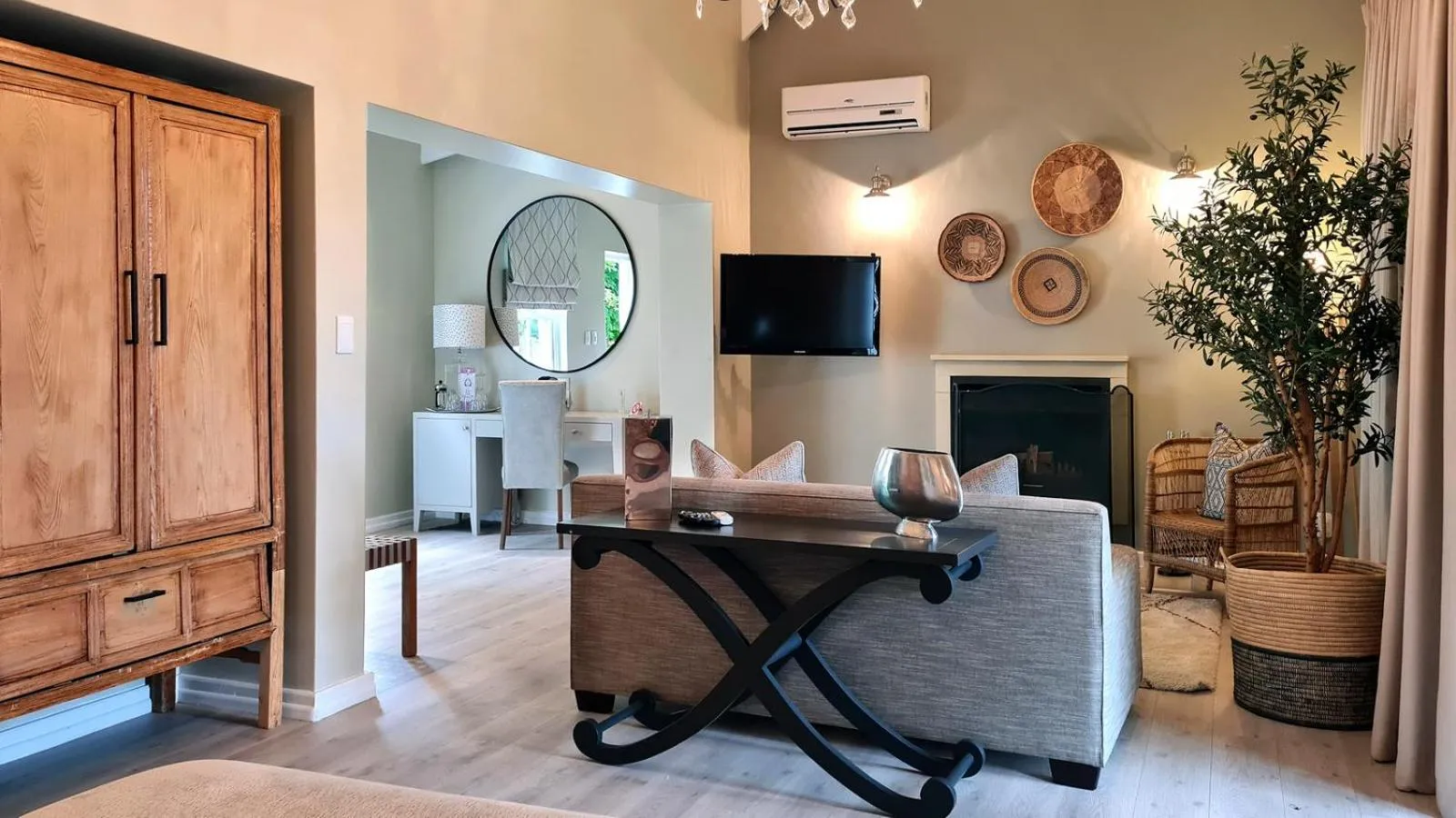 TV and multimedia in Lavender Farm Boutique Guest House