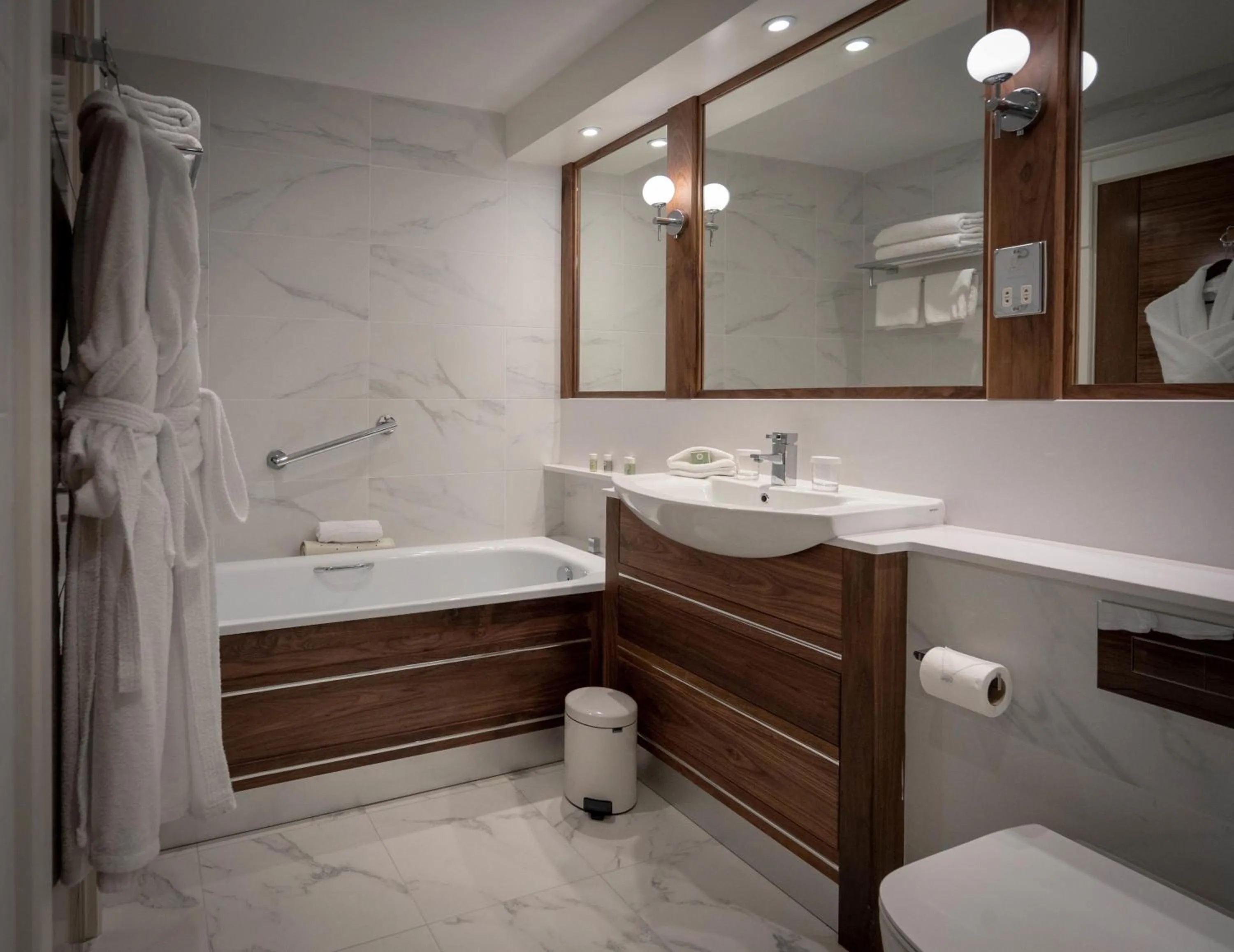 Shower in The Lakeside Hotel & Leisure Centre