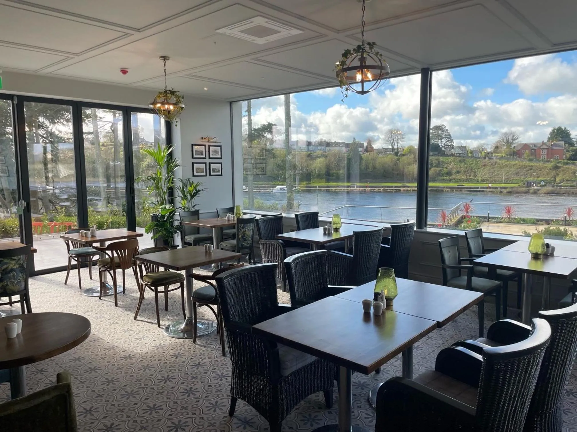 Restaurant/places to eat in The Lakeside Hotel & Leisure Centre