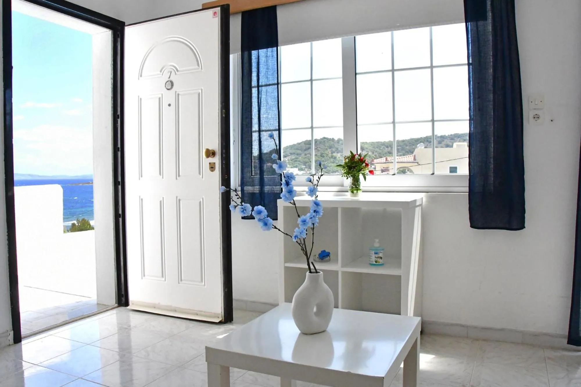 Seating area in Blue Dolphin Studios and Apartment