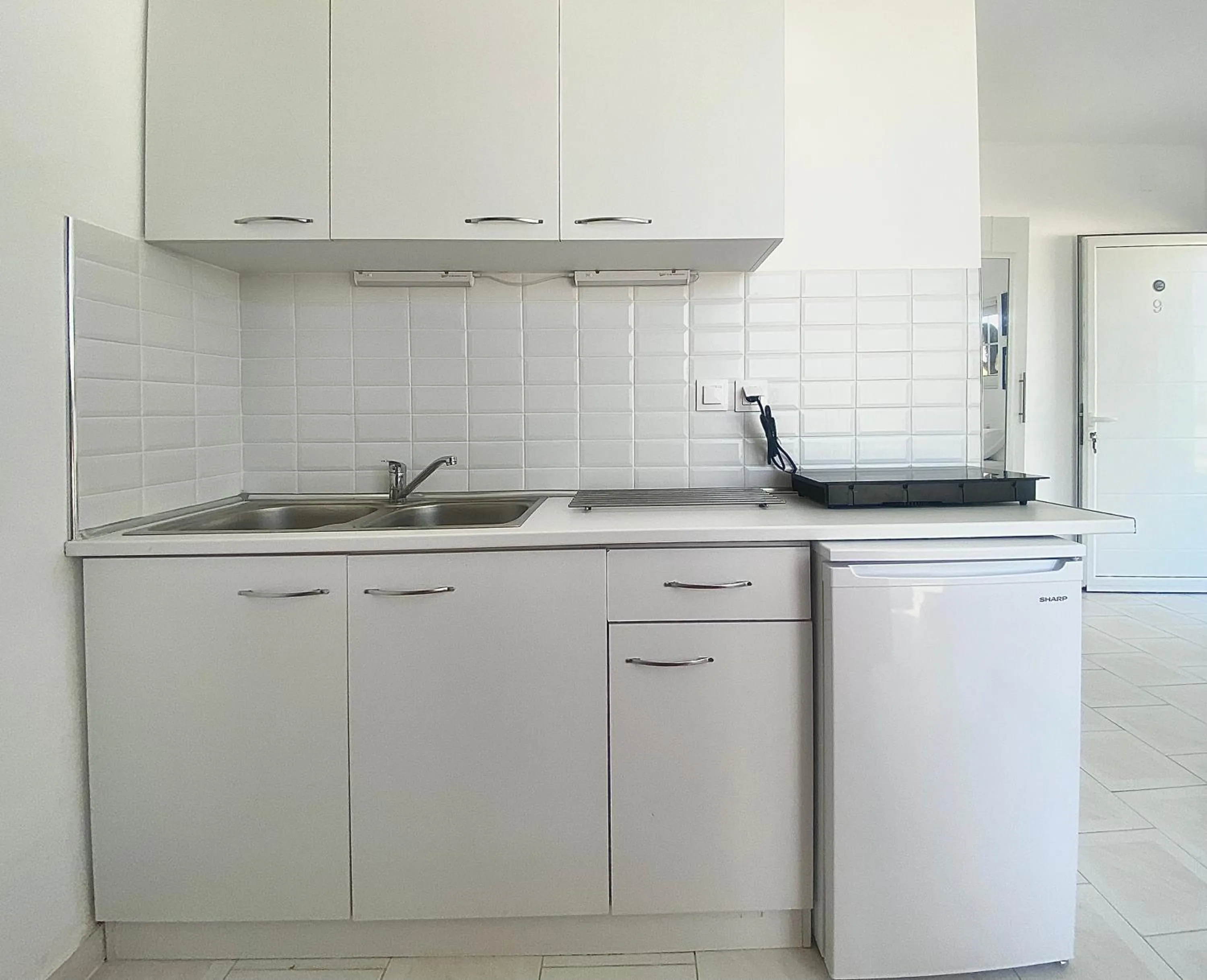 Kitchen or kitchenette in Blue Dolphin Studios and Apartment