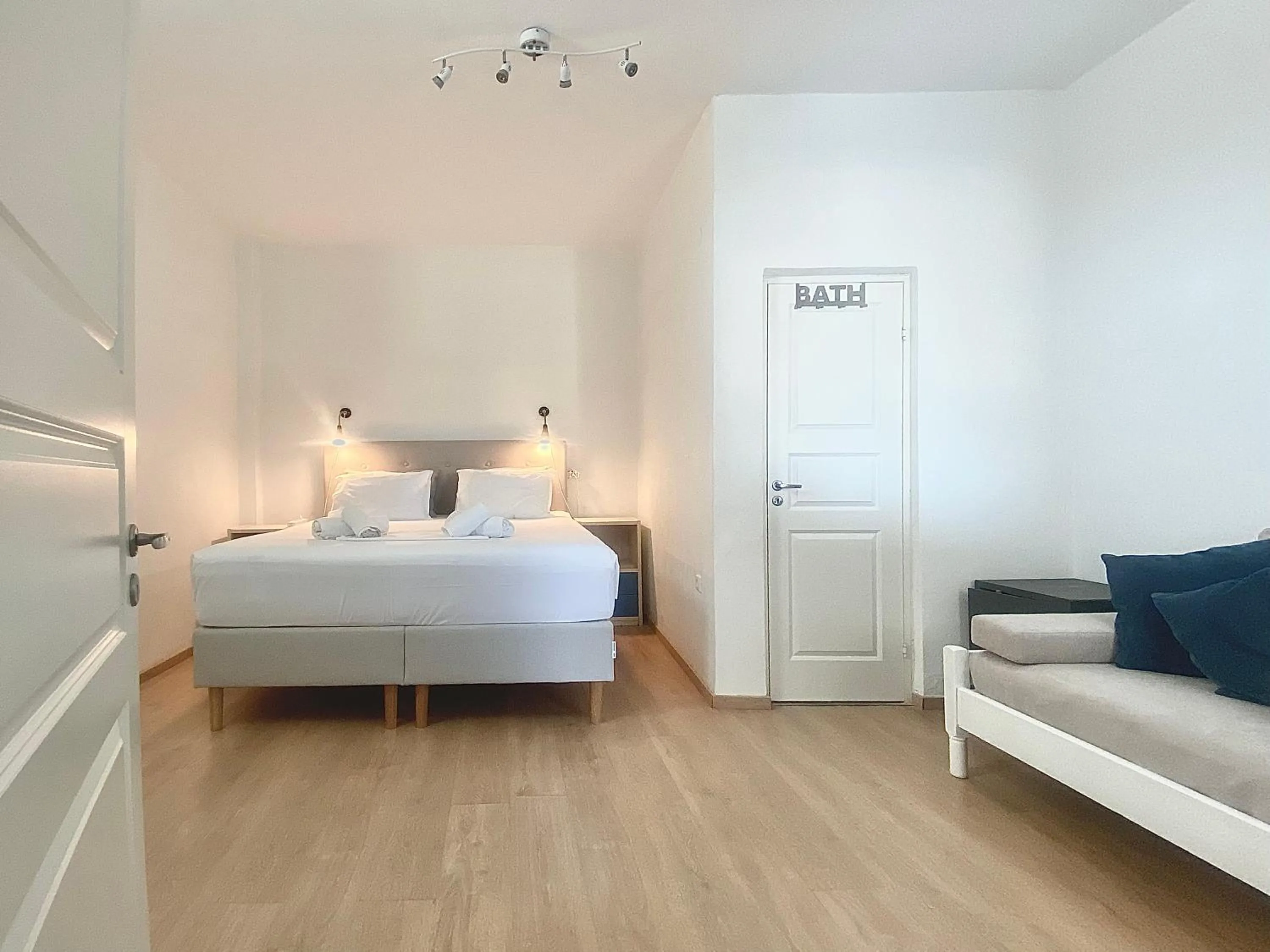 Bedroom, Bed in Blue Dolphin Studios and Apartment