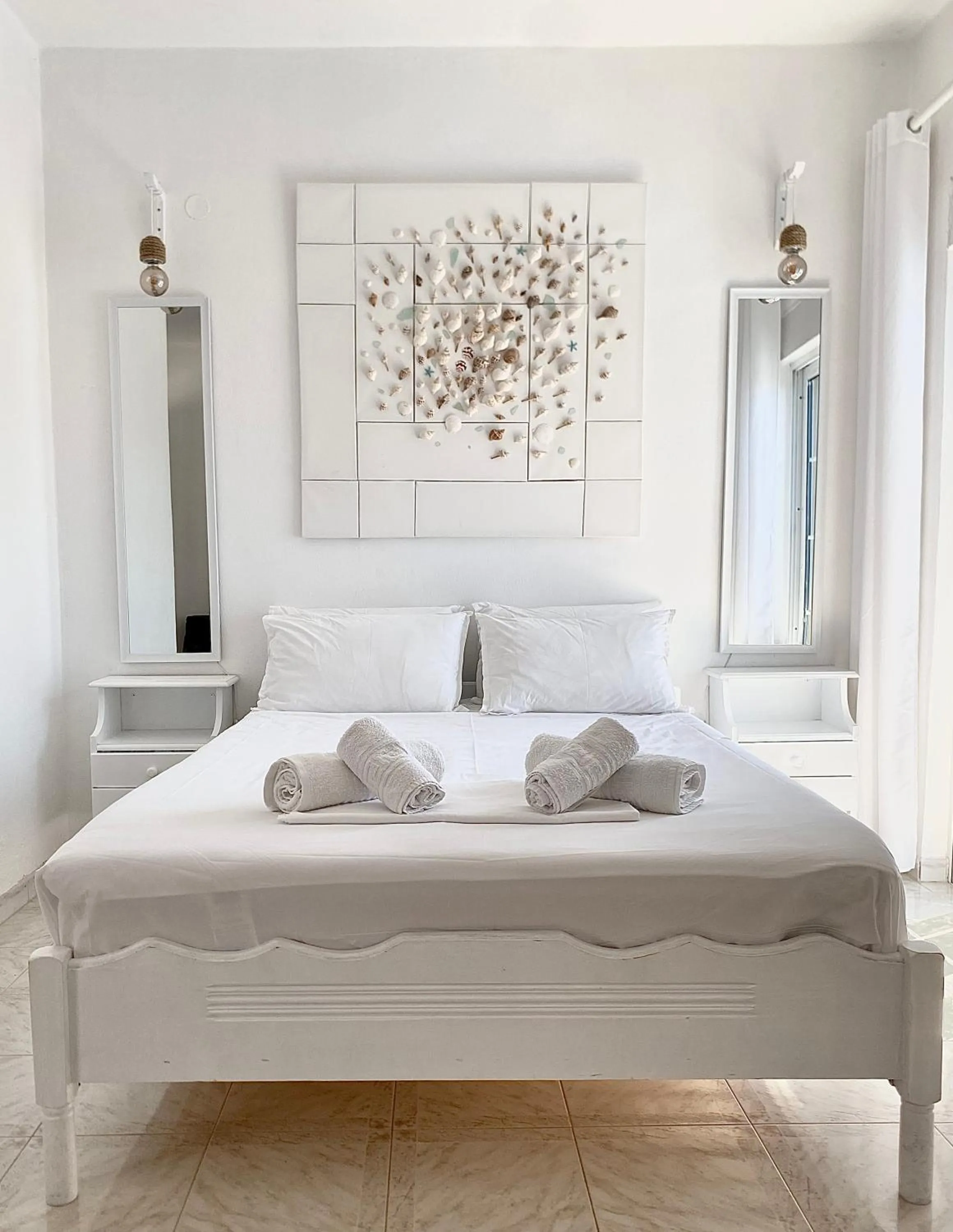 Bed in Blue Dolphin Studios and Apartment