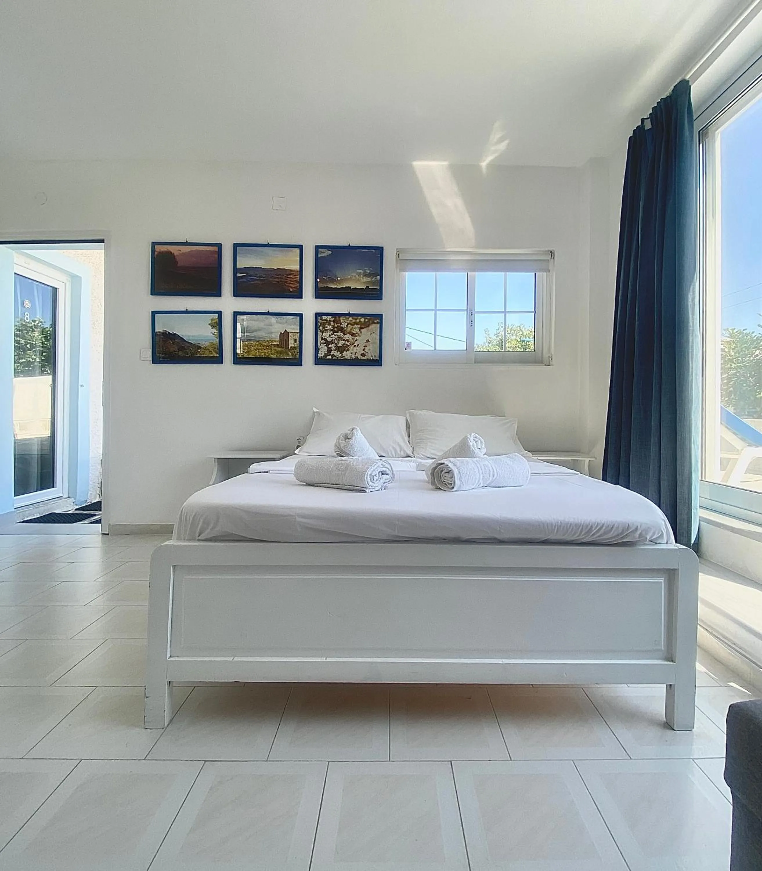 Bed in Blue Dolphin Studios and Apartment