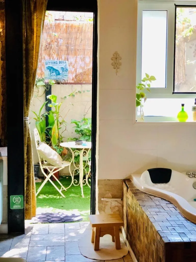 Garden, Bed in Trieste Neve Tzedek Boutique Suites Tel Aviv