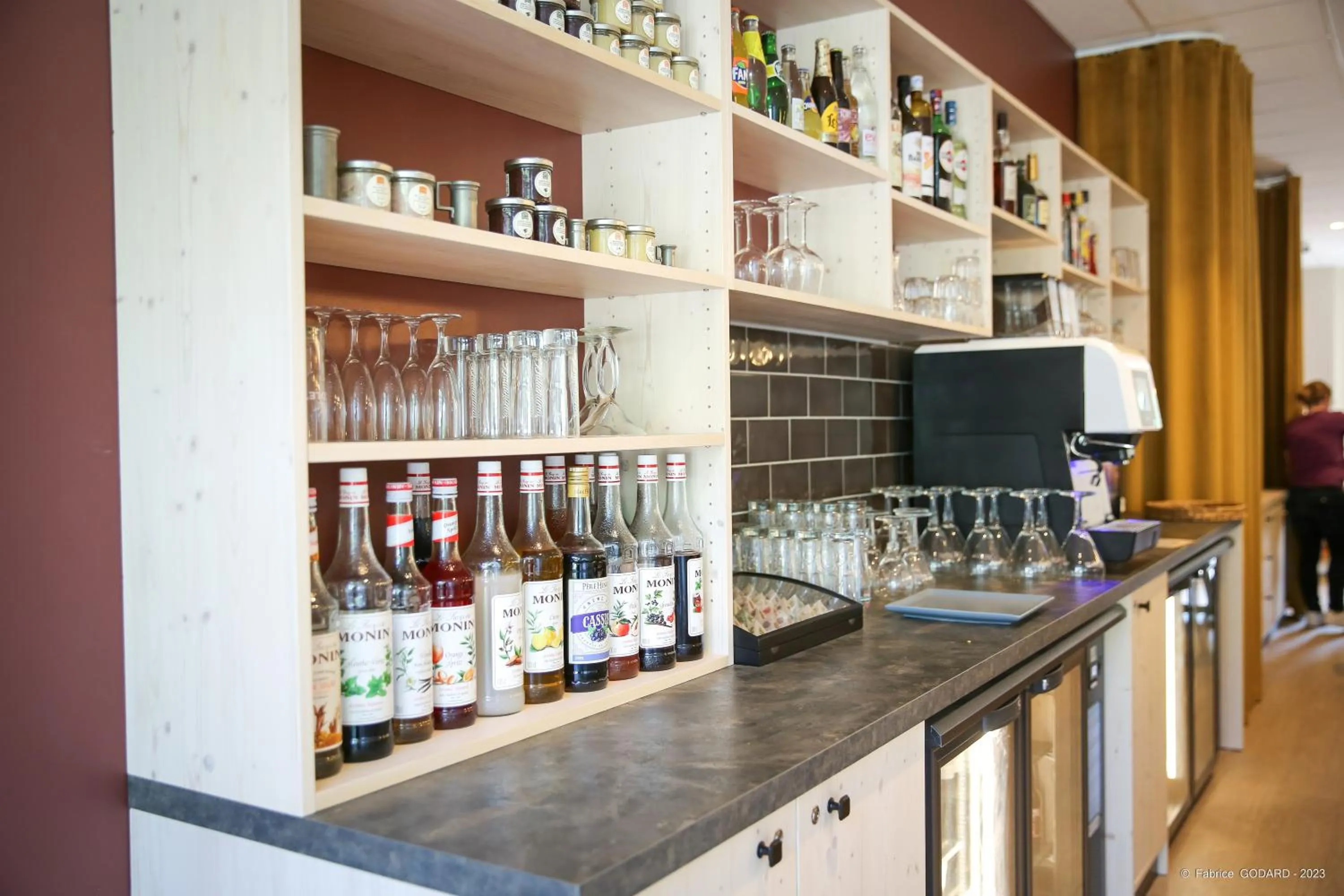 Lounge or bar in Hôtel Le Refuge des Sources