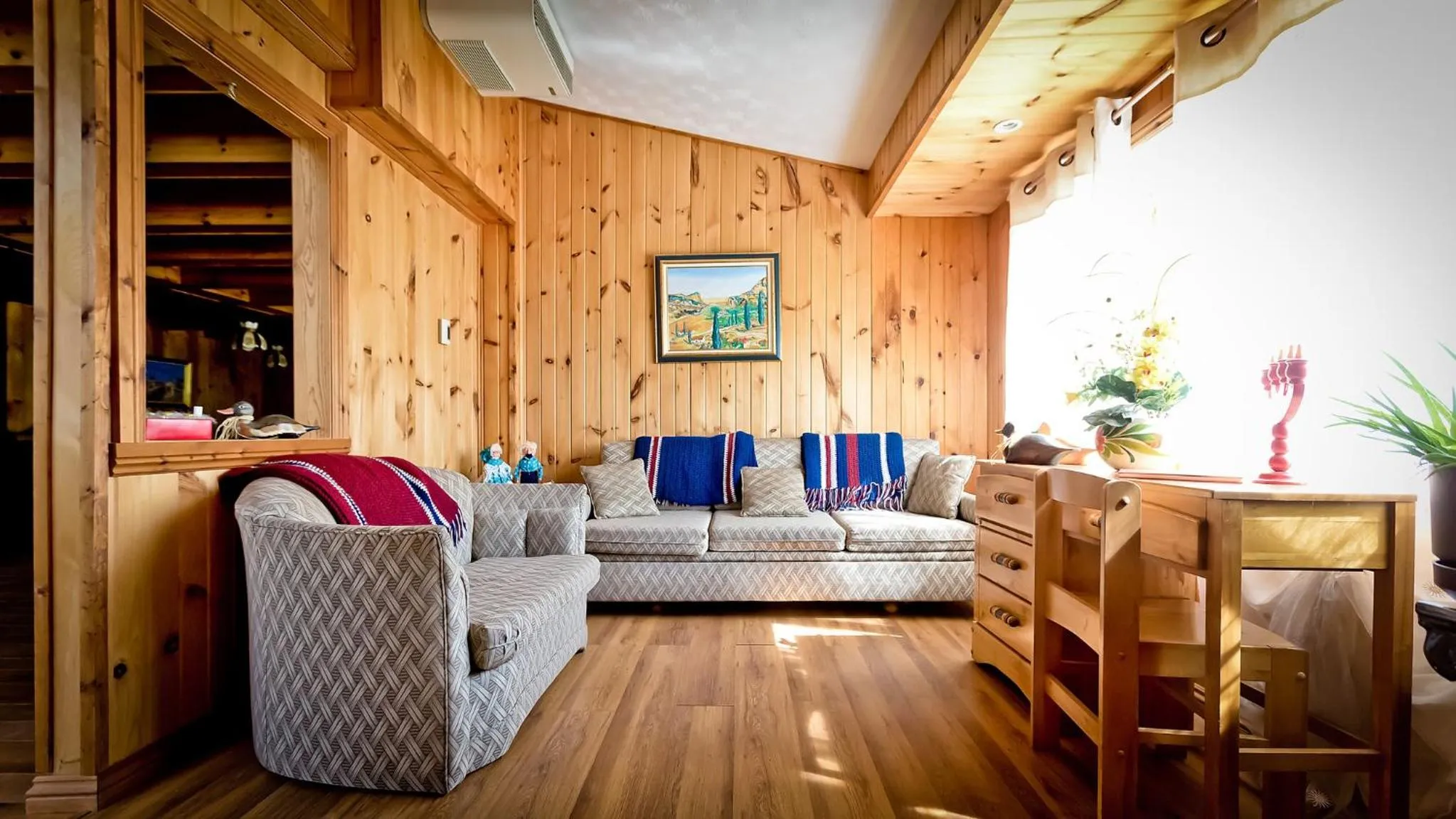 Library in Auberge Papillon Lune