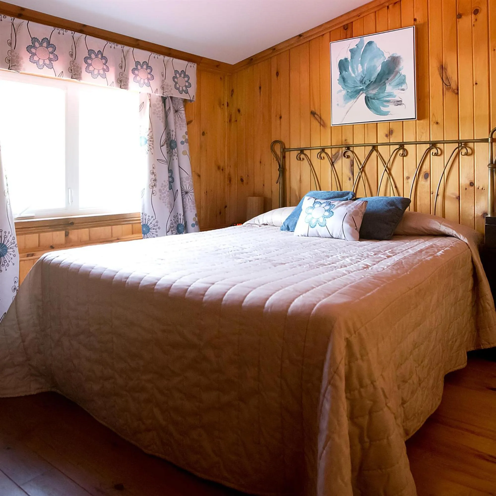 Photo of the whole room, Bed in Auberge Papillon Lune