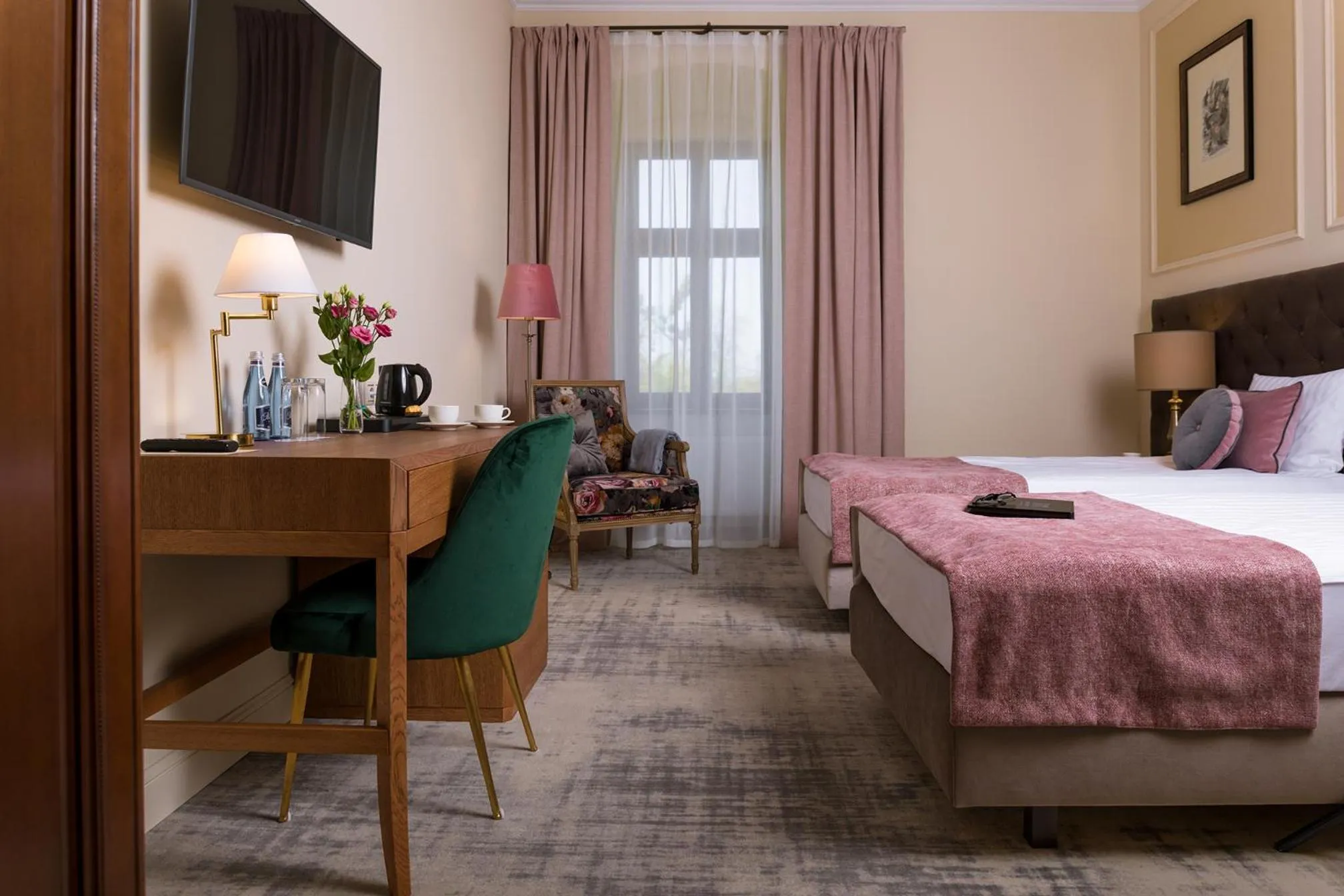 Photo of the whole room, Bed in Pałac Mojęcice