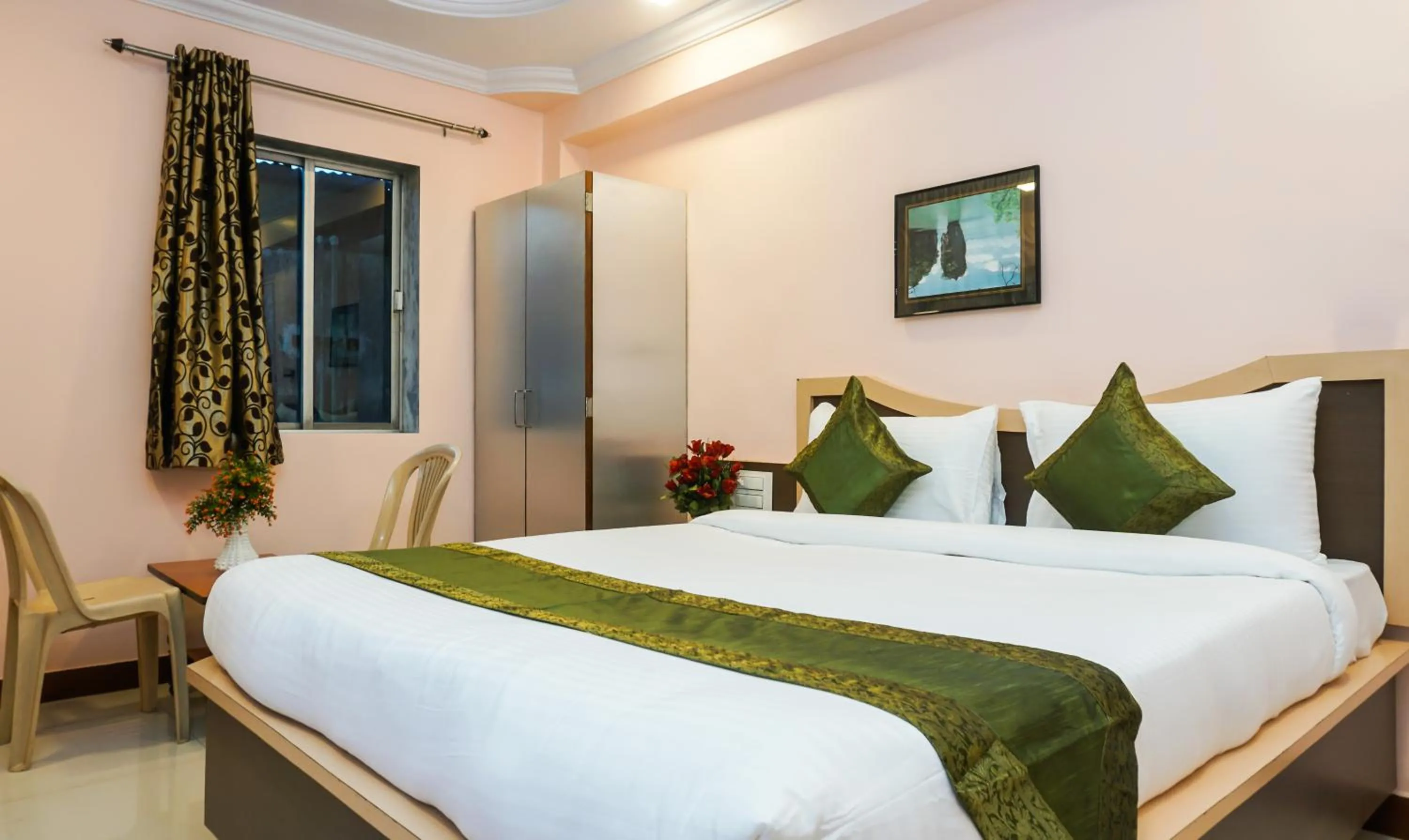 Bedroom, Bed in Treebo Hillway Inn Main Market