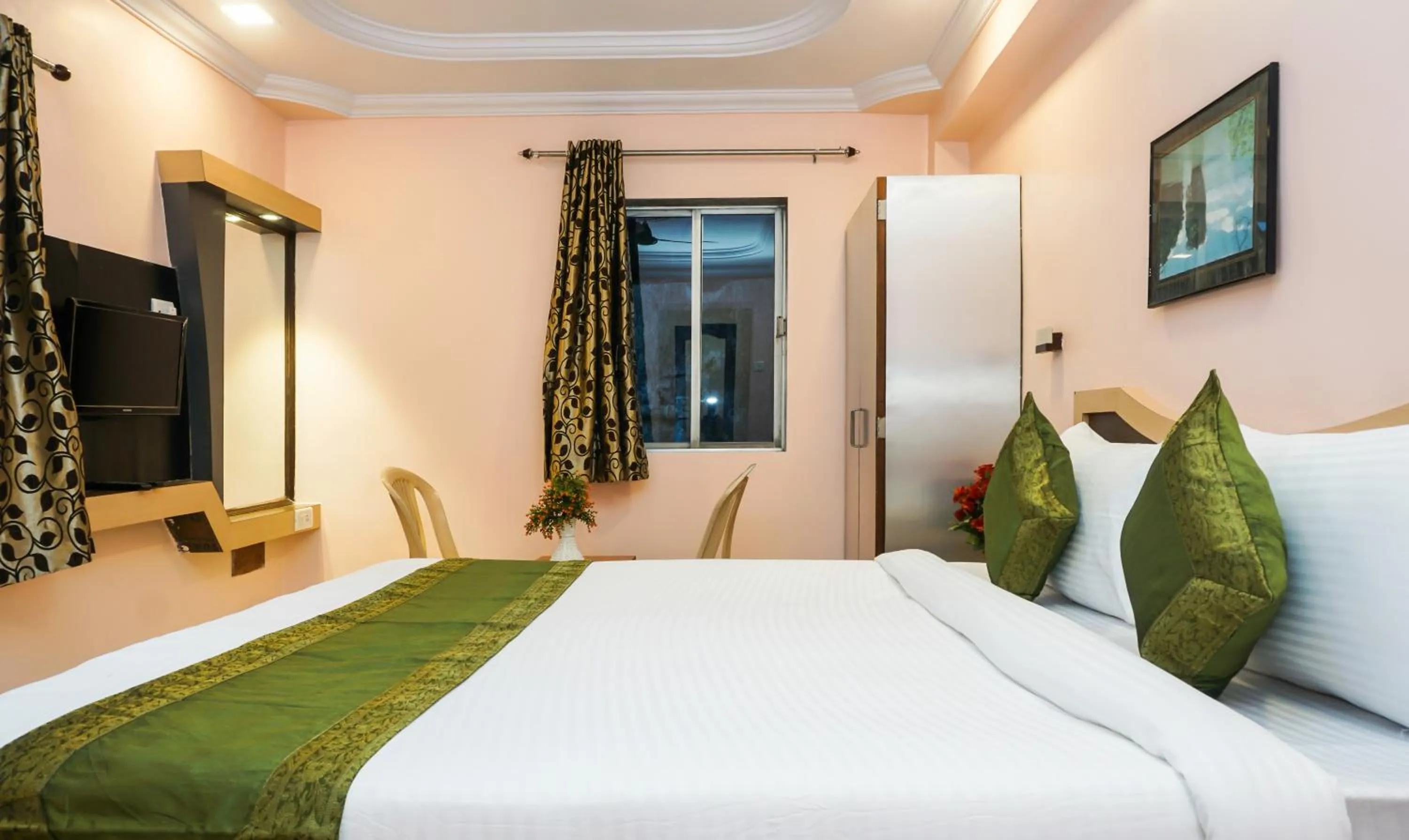 Bedroom, Bed in Treebo Hillway Inn Main Market