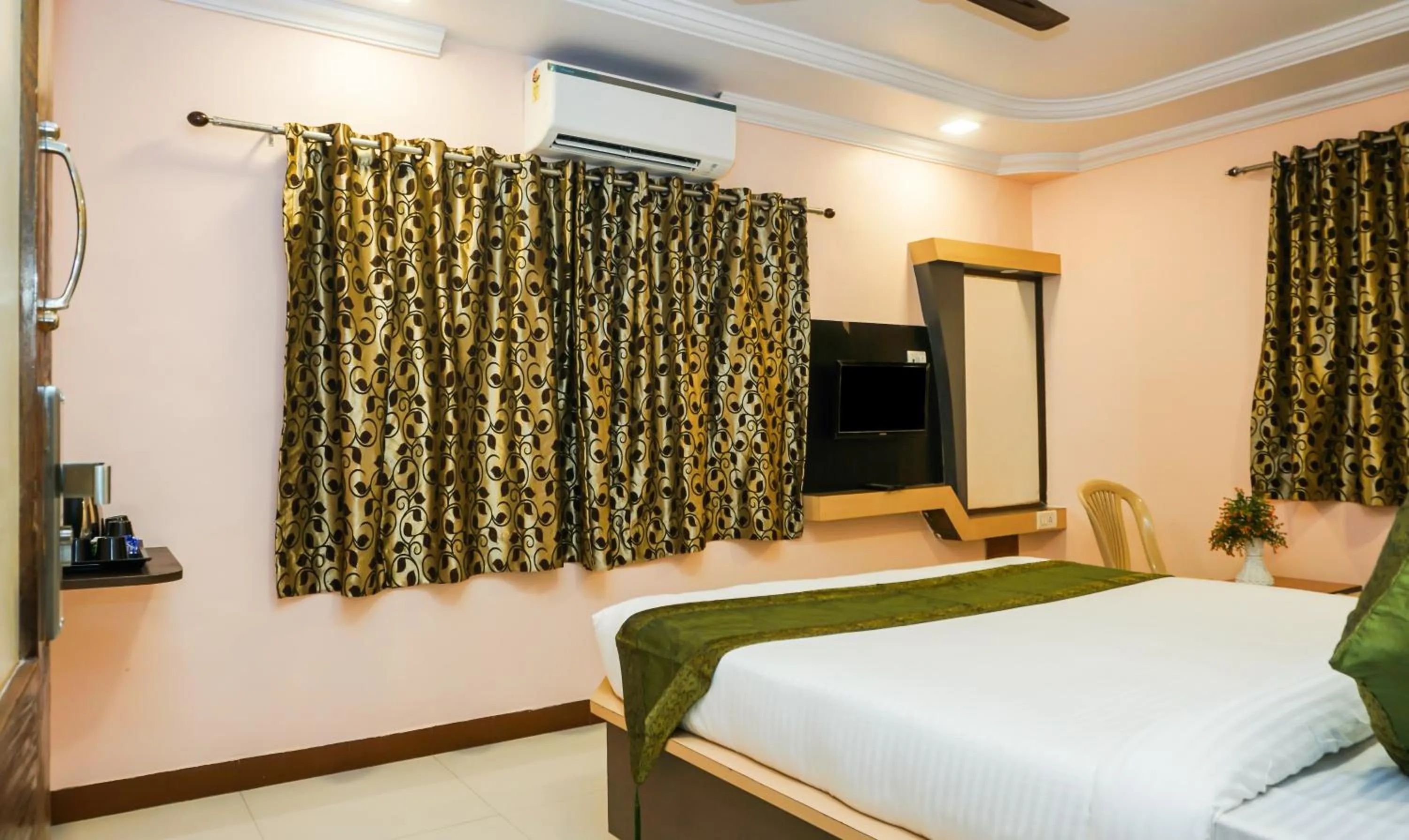 Bedroom, Bed in Treebo Hillway Inn Main Market