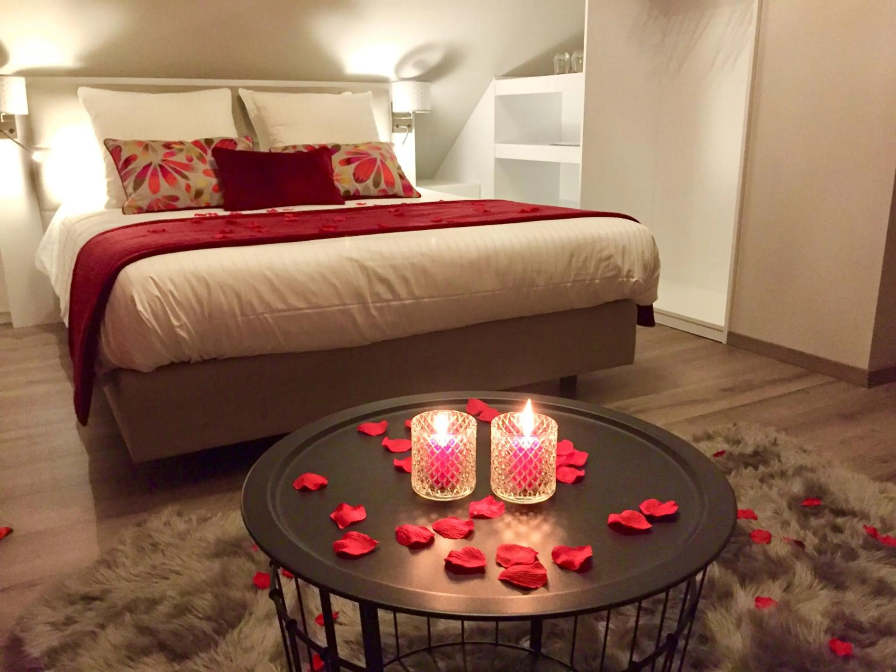 Decorative detail, Bed in Maison d hotes Coeur de Village Alsace & spa