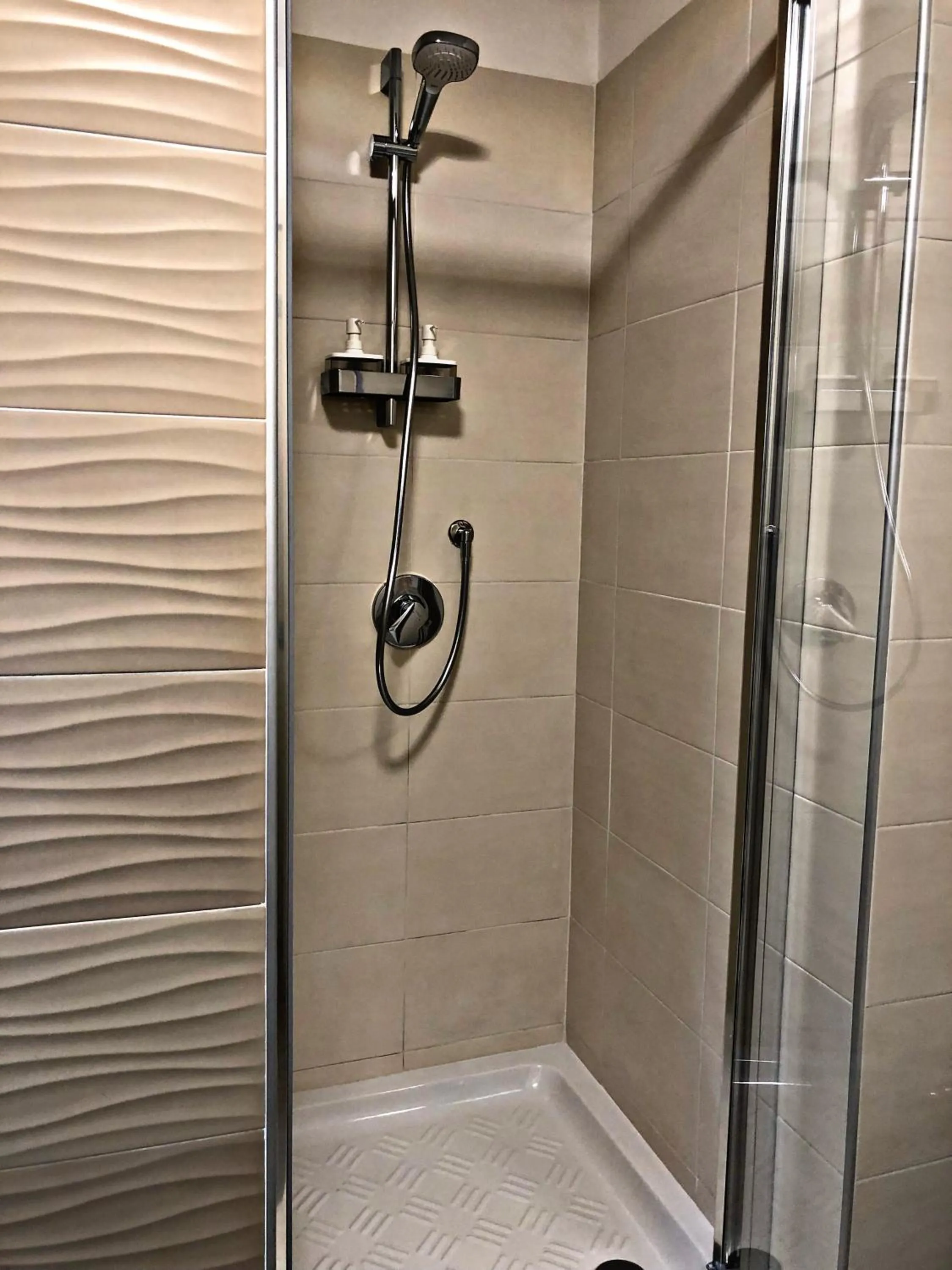 Shower in Napoli City Inn