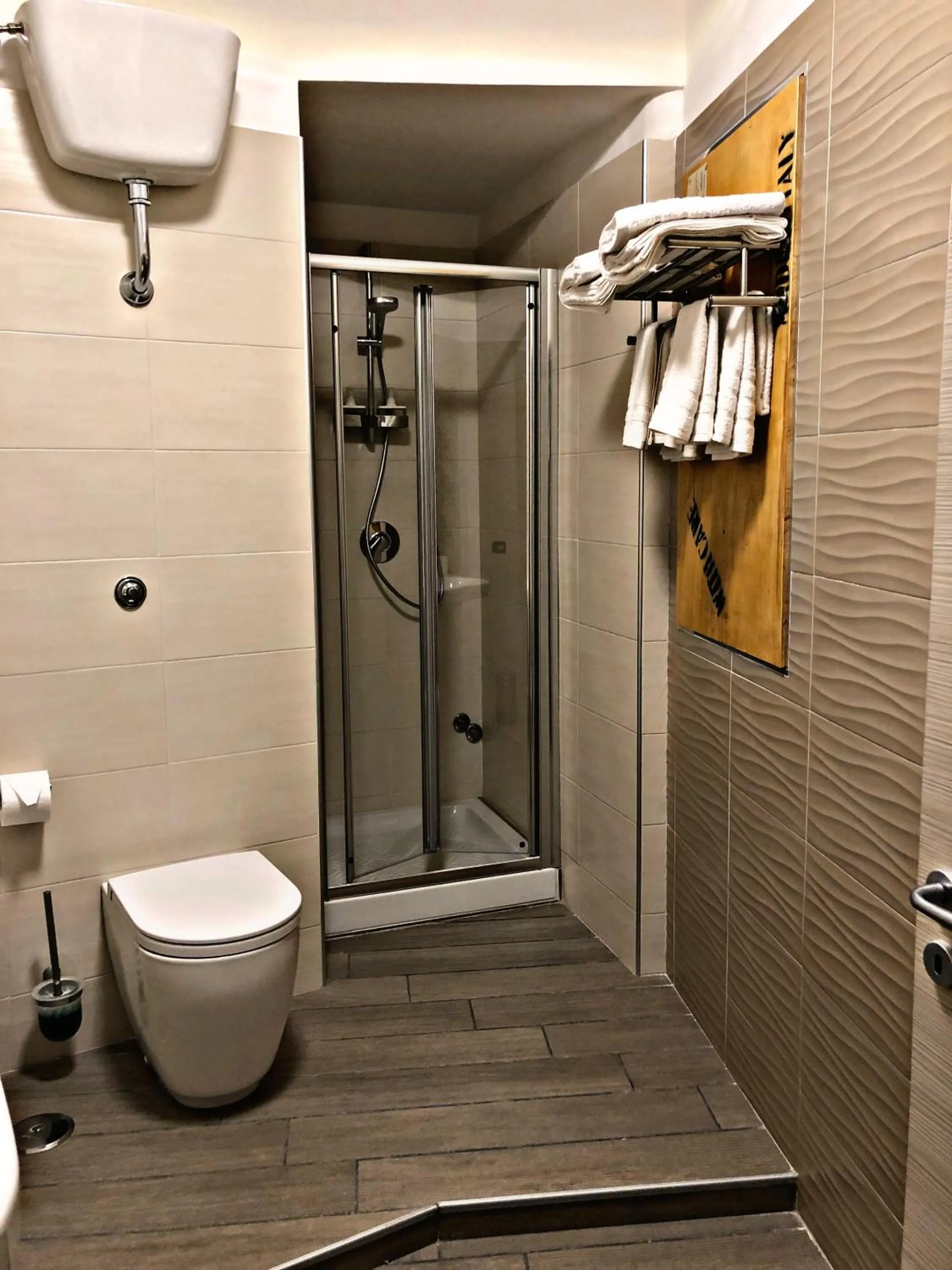 Shower in Napoli City Inn