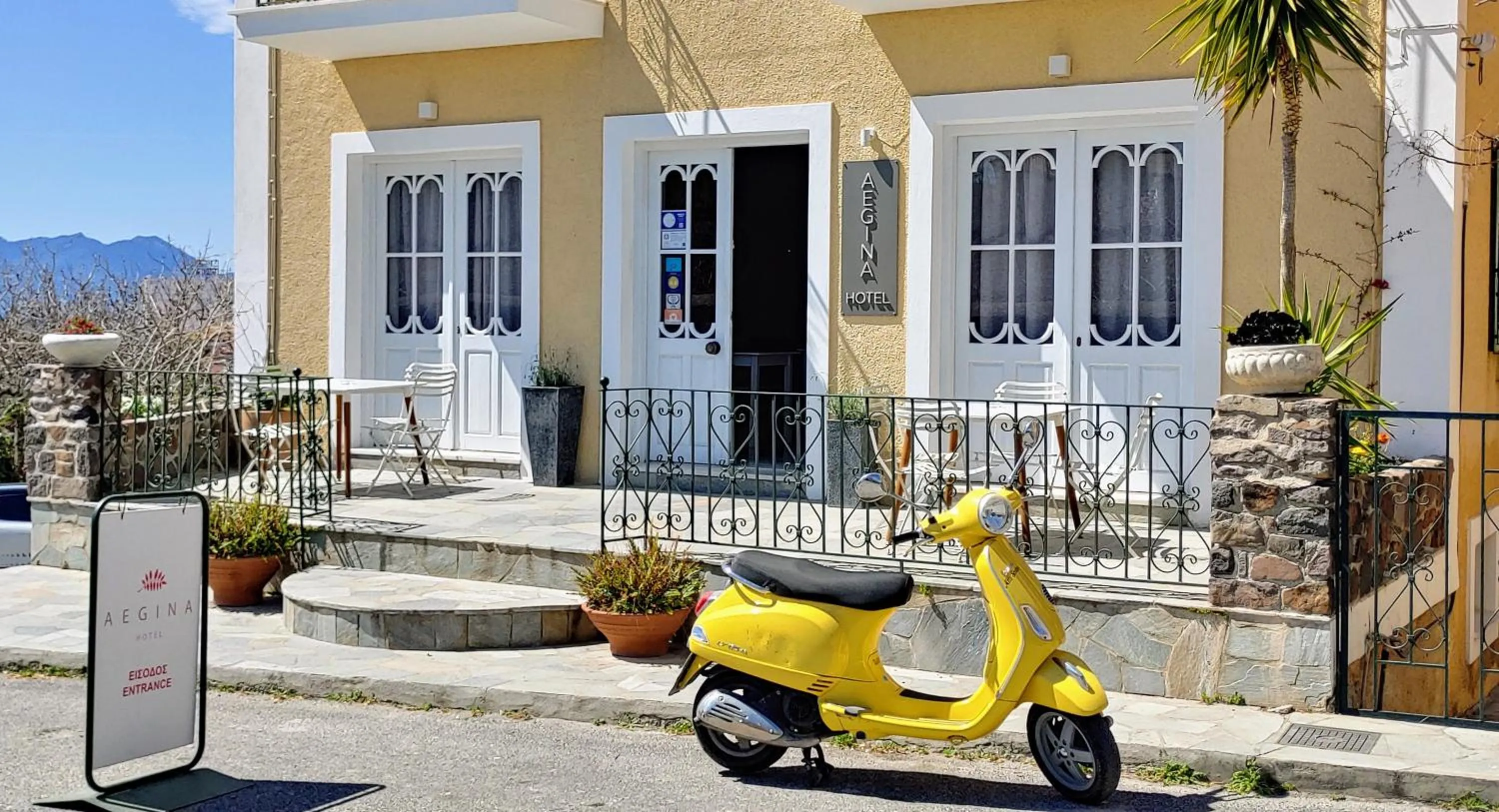 Facade/entrance in Hotel Aegina