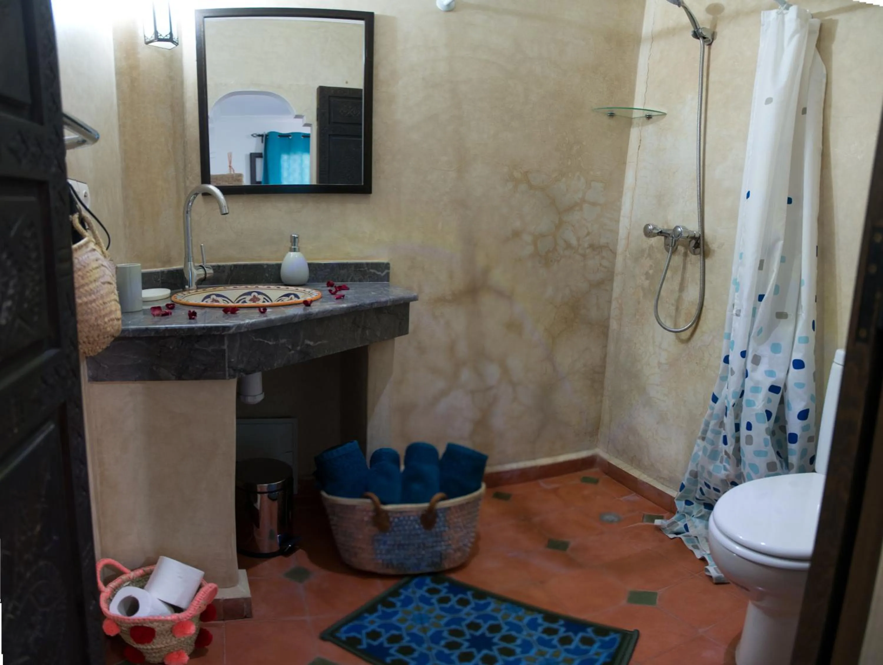 Shower in Dar Asdika