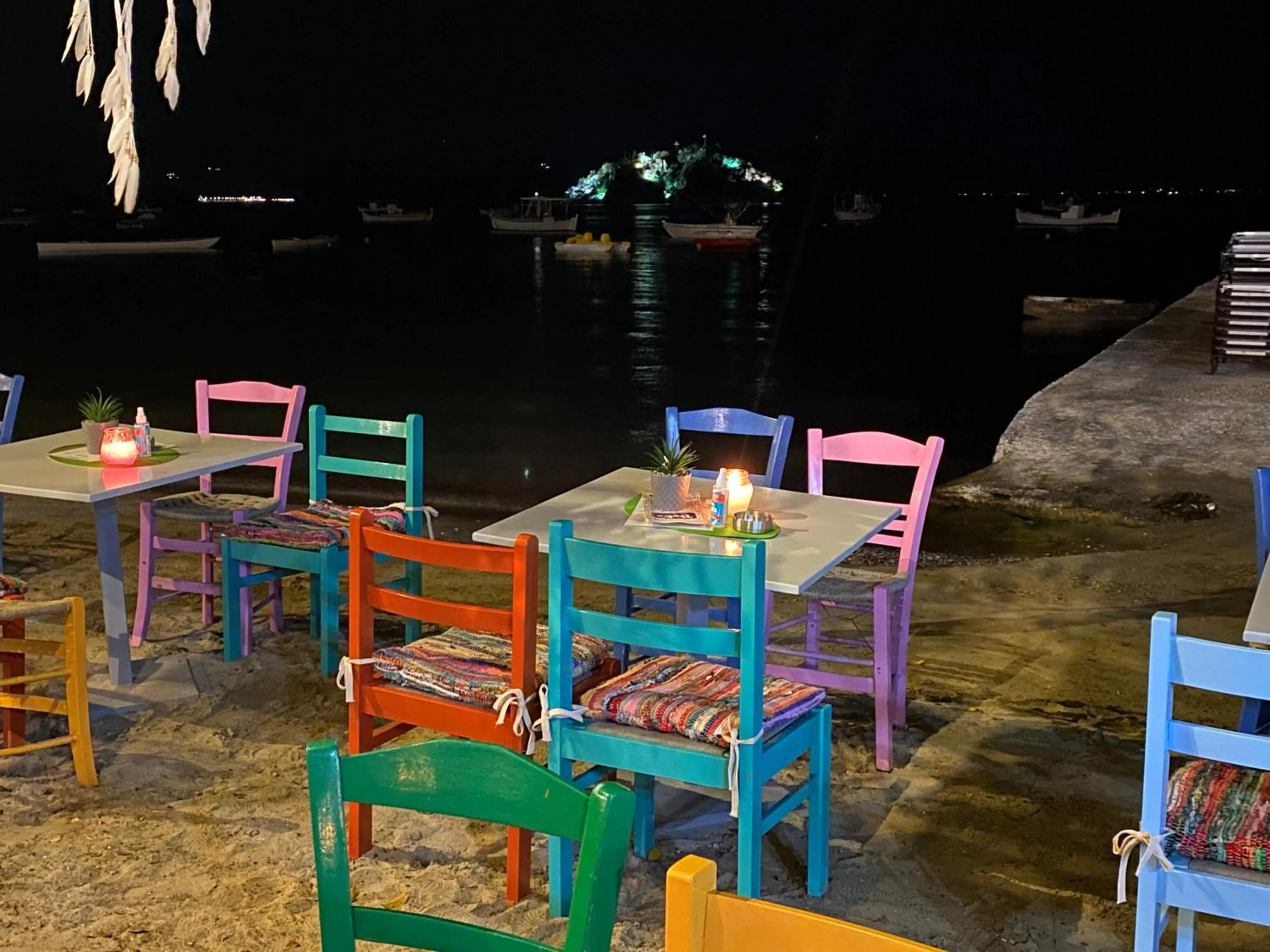 Restaurant/places to eat in Bob's Apartments