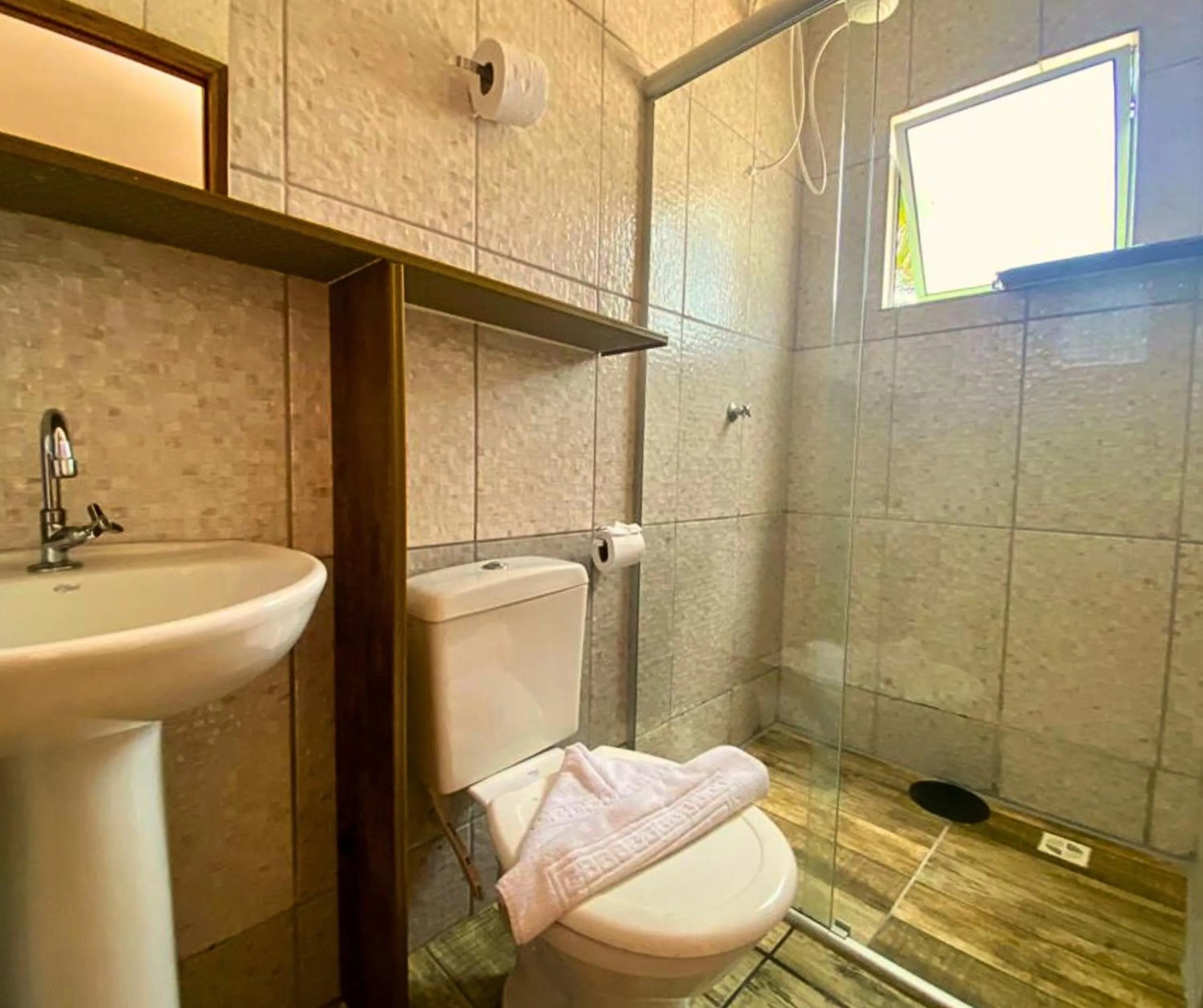 Shower in Pousada Papaya Container