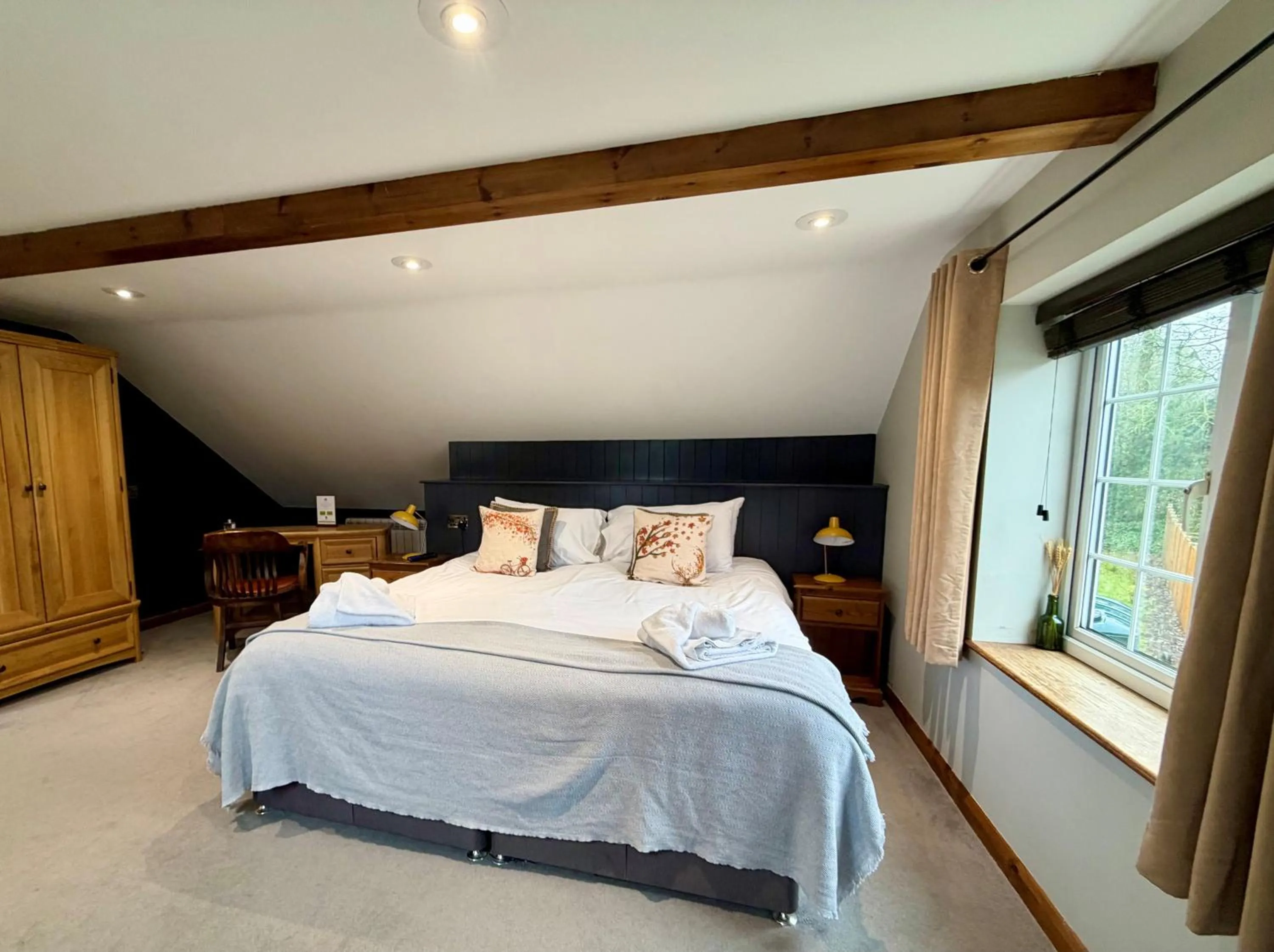 Bedroom, Bed in The Pear Tree