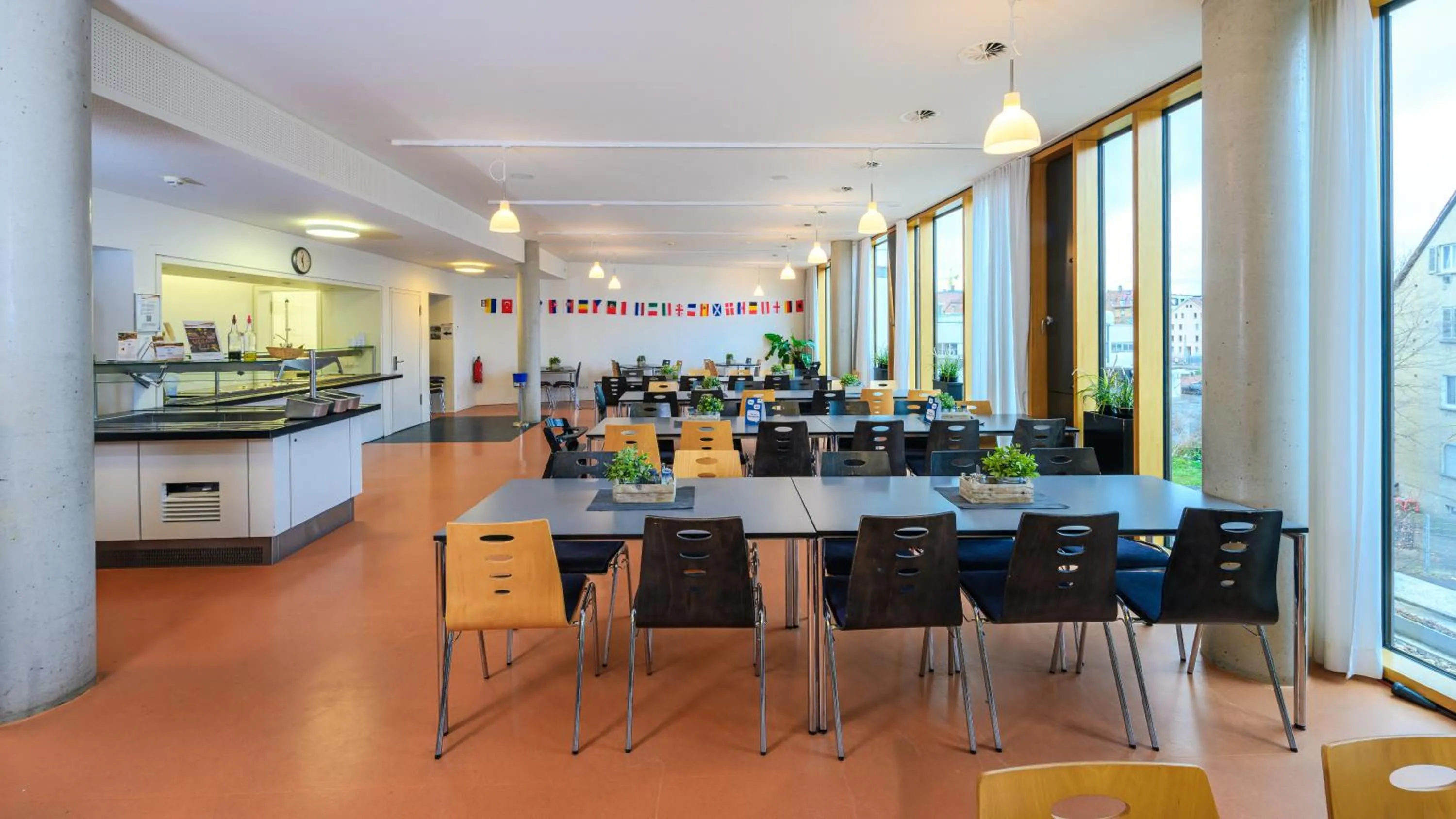 Restaurant/places to eat in Jugendherberge Stuttgart Neckarpark