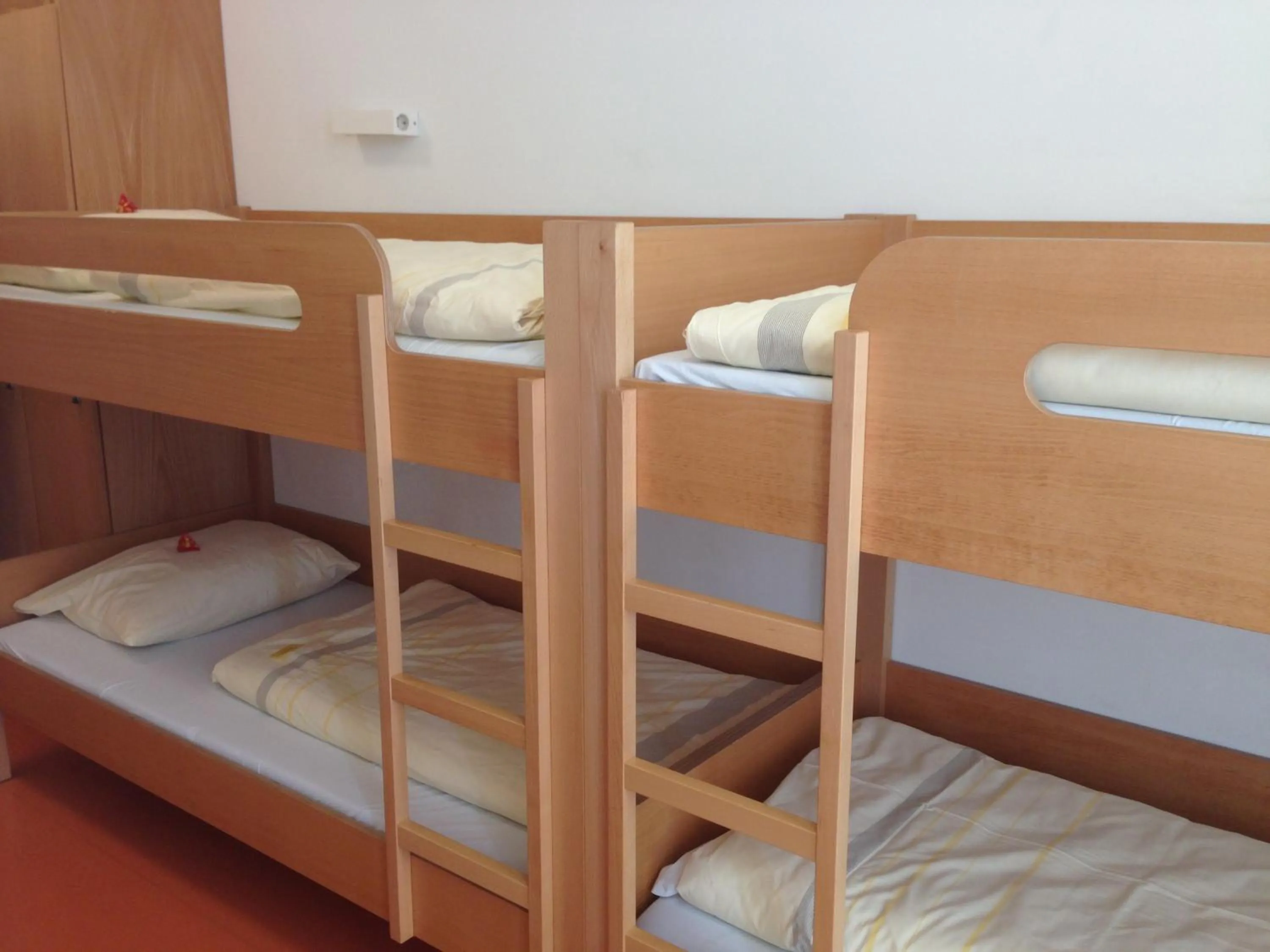 Bed in Jugendherberge Stuttgart Neckarpark