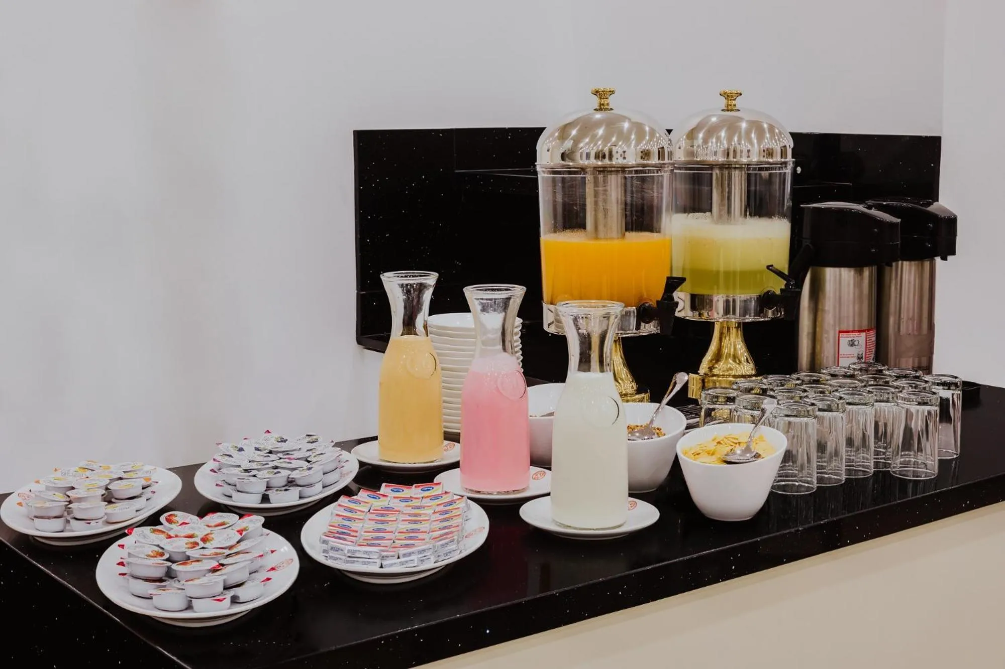 Food and drinks in Nobility Grand Hotel