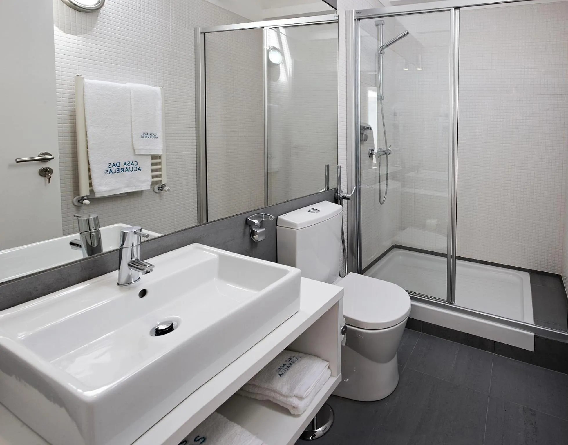 Shower in Casa das Aguarelas